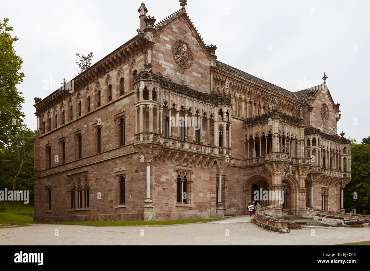La facciata principale del palazzo di Sobrellanos con la chiesa in background, Comillas, Cantabria, Spagna, Europa Foto Stock