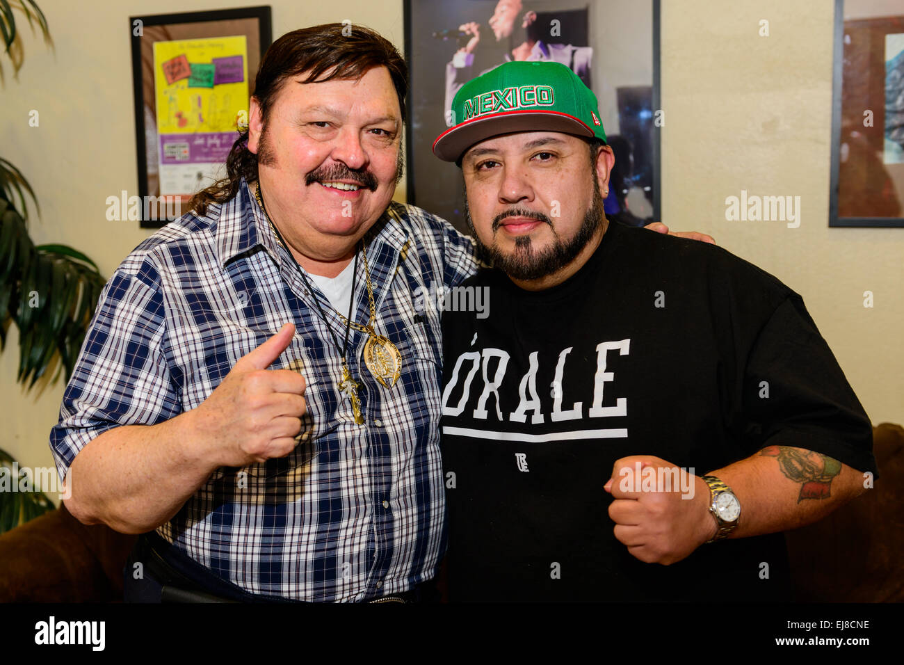 Ramon Alaya, leggendario musicista messicano e Chuy Gomez, Bay Area Radio DJ posano per una foto di backstage Foto Stock