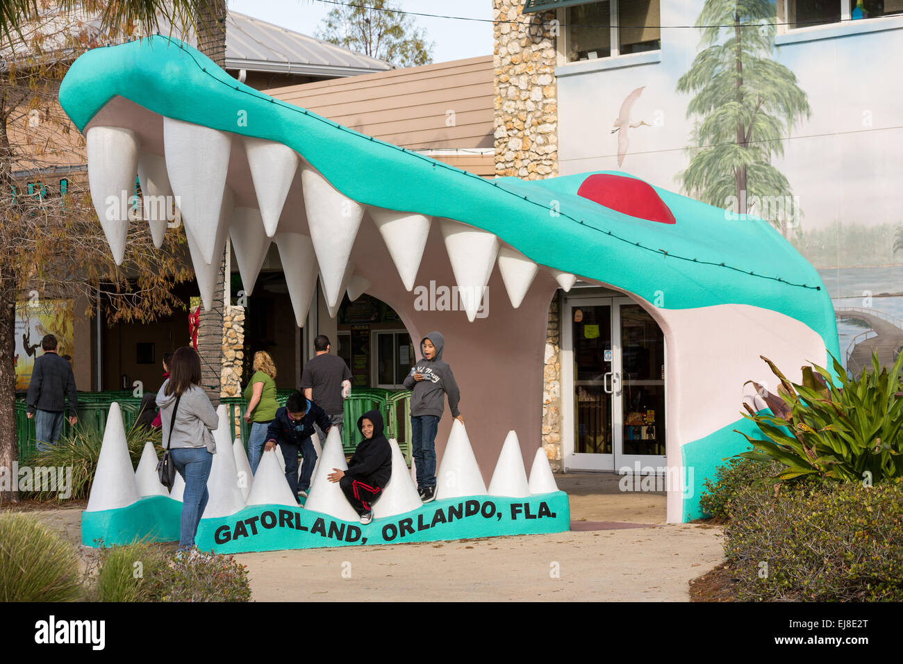 I bambini giocano nel gigante bocca di alligatore all'ingresso Gatorland theme park e riserva naturale situata lungo South Orange Blossom Trail Orlando, in Florida. Essa è stata fondata da Owen Godwin nel 1949. Foto Stock
