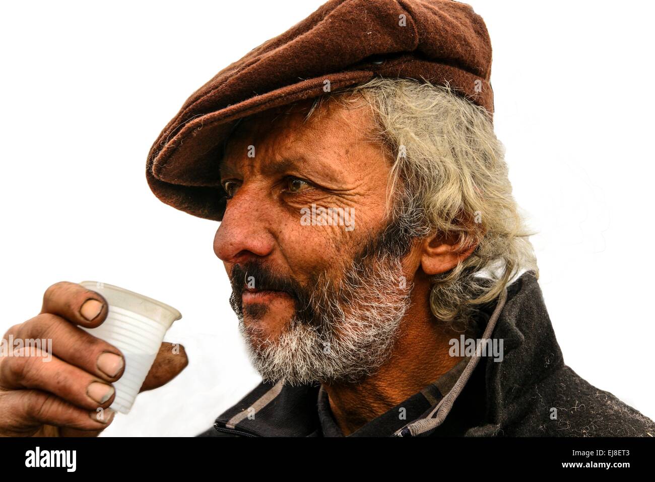 Paese vecchio uomo ritratto tenendo una tazza Foto Stock