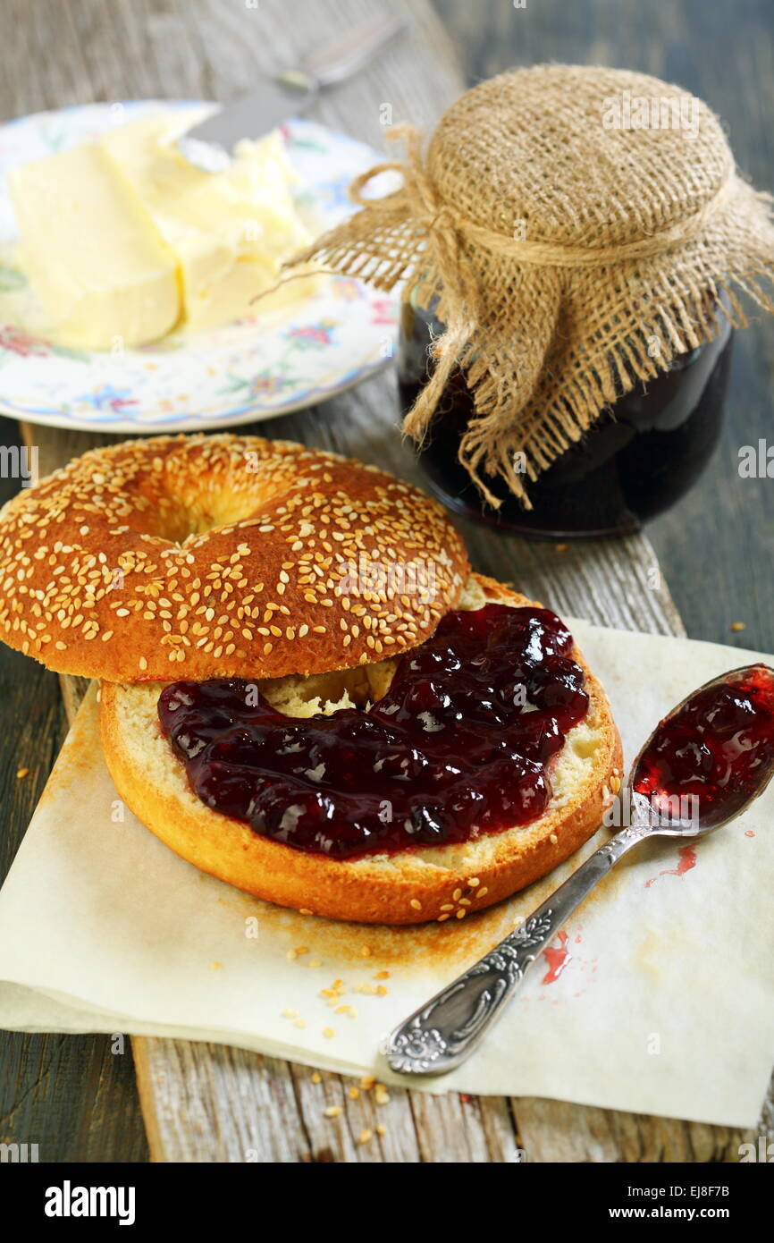 Bagel con burro e marmellata per la prima colazione. Foto Stock