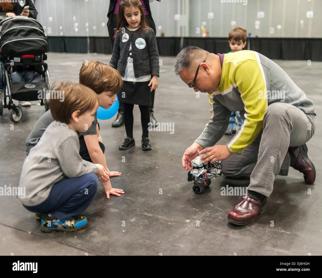 Un membro del mio LUG NY (LEGO Users Group) spiega un robot a una carriera Expo che si terrà presso il primo Robotics Campionato di NYC presso il Jacob Javits Convention Center di New York di Domenica, 15 marzo 2015. L'expo consente ai partecipanti di parlare con aziende e organizzazioni professionali dando una reale-mondo guardano verso la scienza e la tecnologia come utilizzati nel mondo degli affari e le loro opportunità di carriera. (© Richard B. Levine) Foto Stock