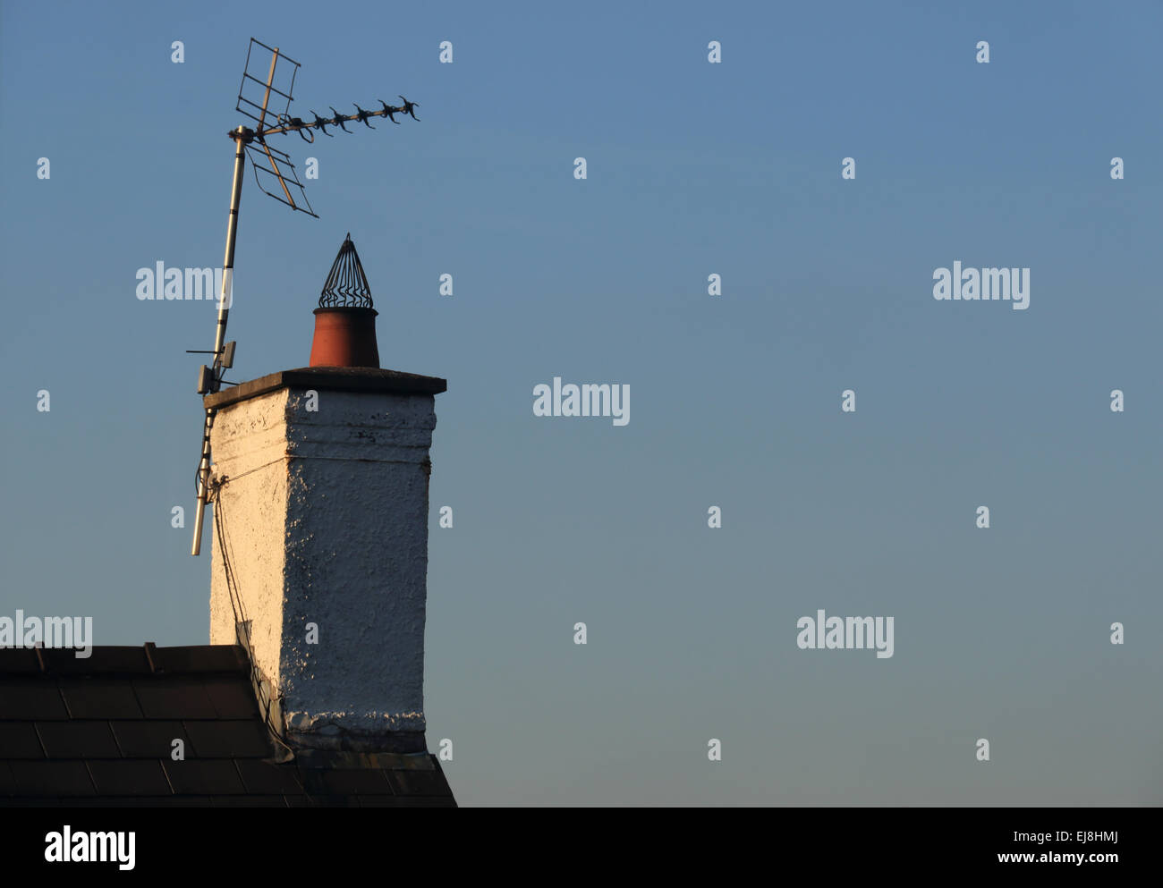 Regno Unito singola antenna televisiva sul vecchio camino Foto Stock