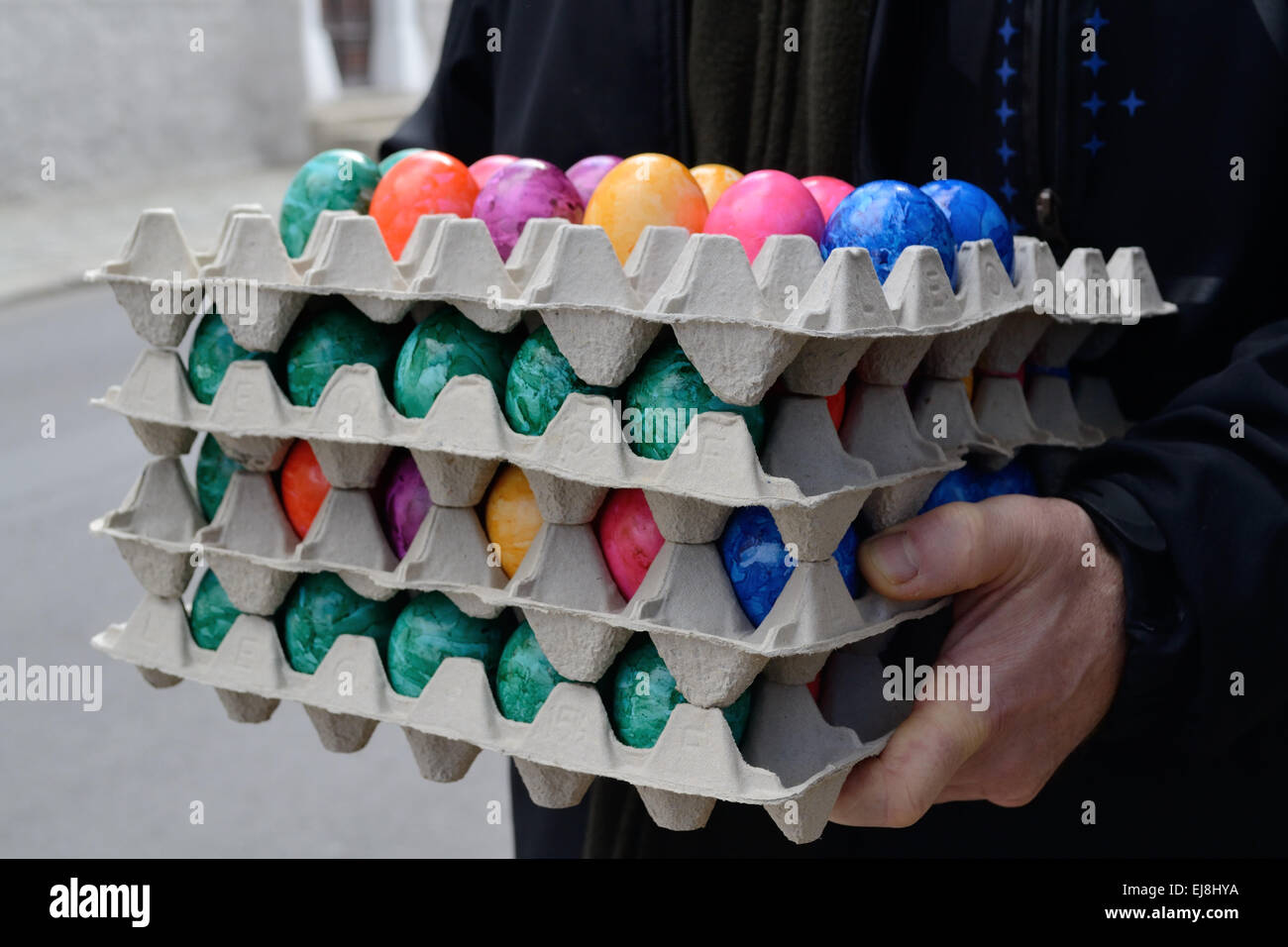 Persona con molte colorate uova di pasqua Foto Stock