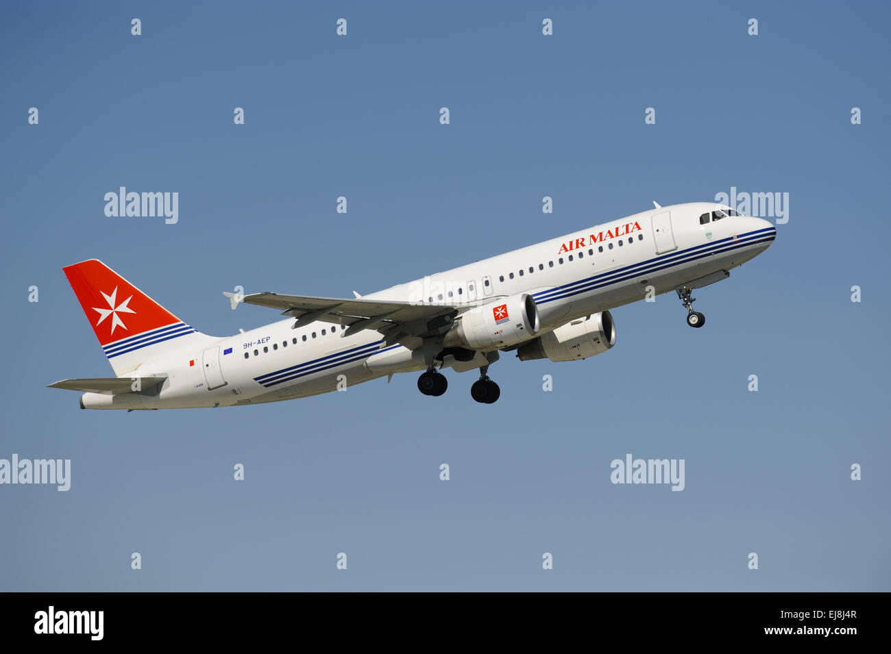 Airbus A320 di Air Malta durante il decollo Foto Stock