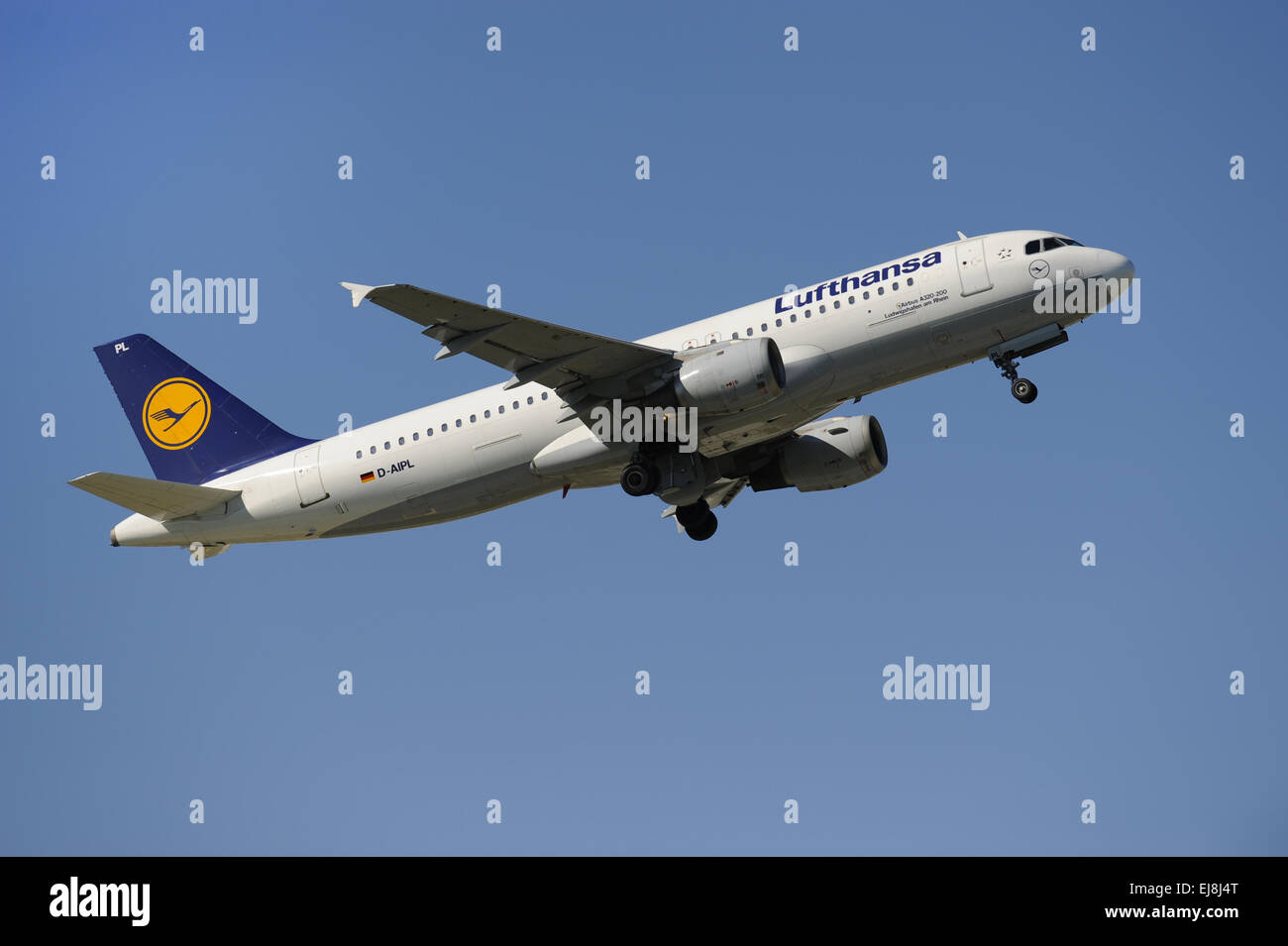 Airbus A320 di Lufthansa durante il decollo Foto Stock