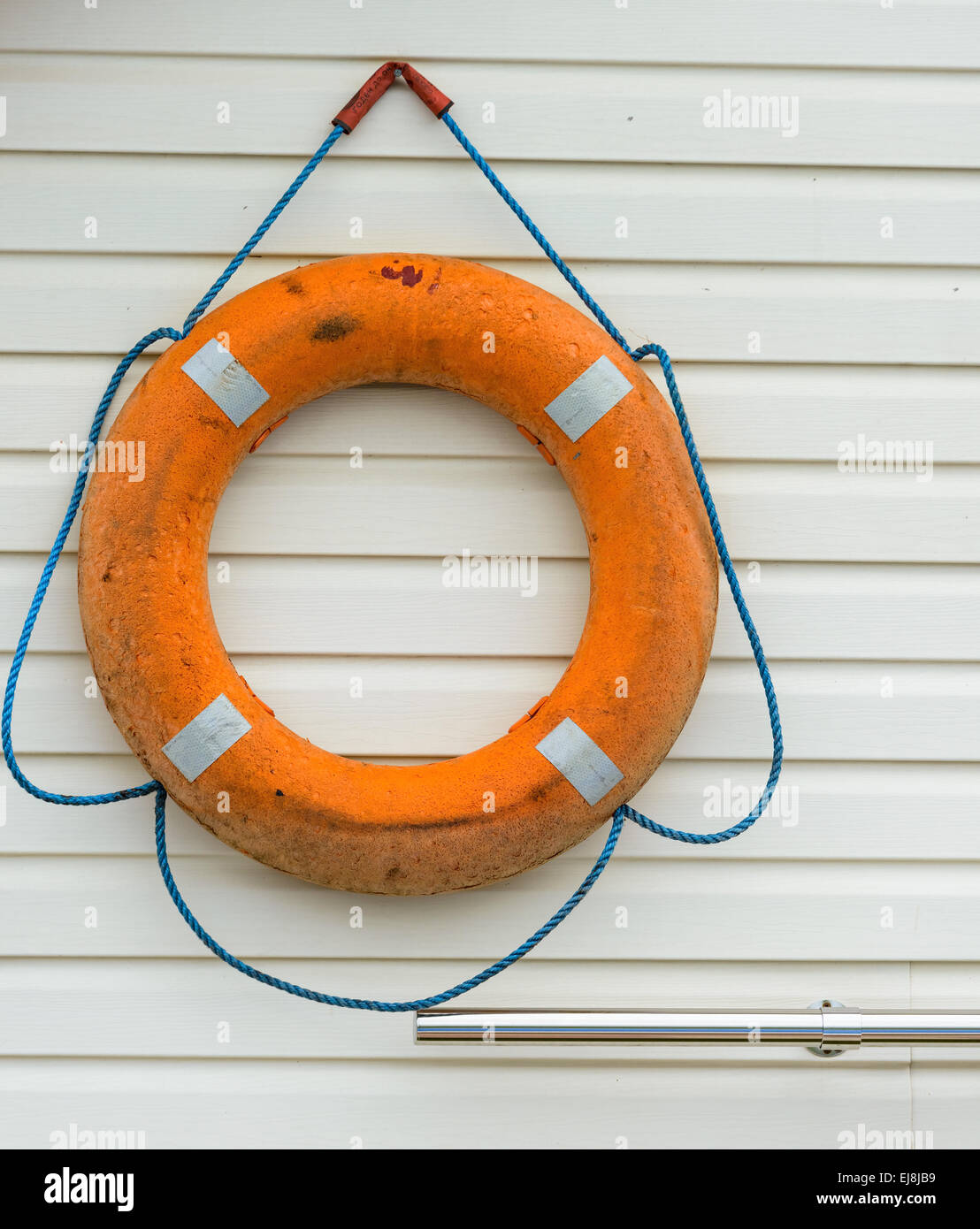 Salvagente con corda appesa intorno alla piscina Foto Stock