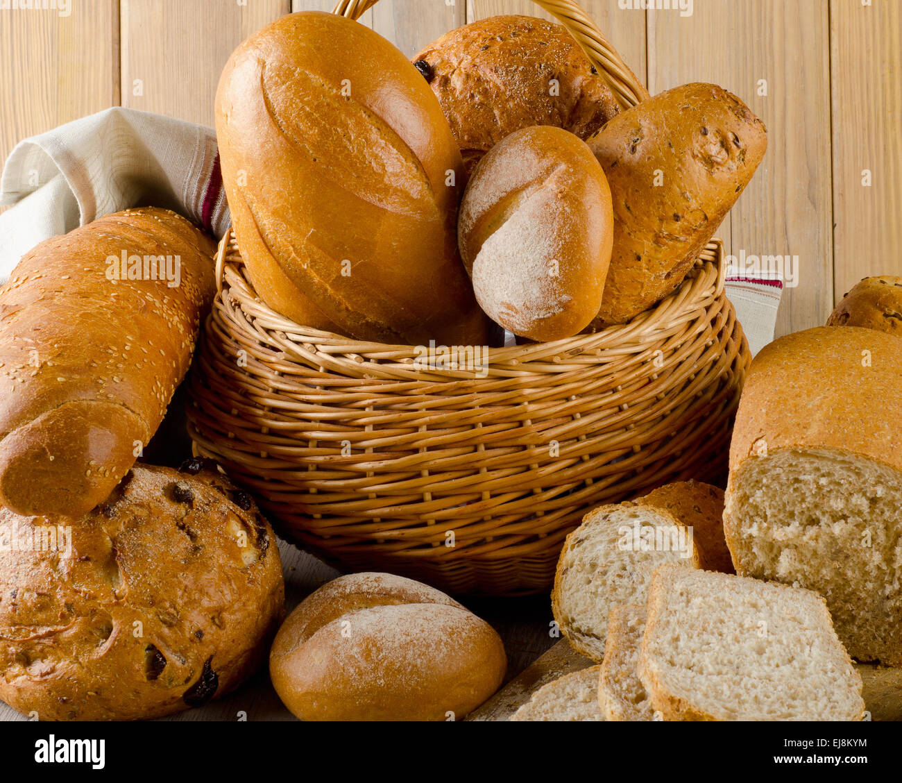 Diversi tipi di pane sul tavolo di legno Foto Stock