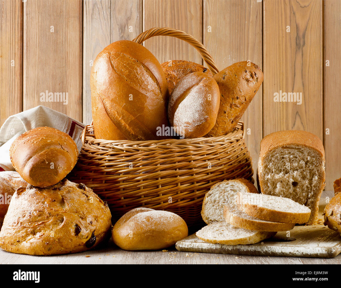 Diversi tipi di pane su sfondo di legno Foto Stock