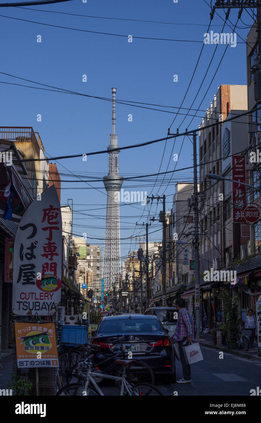 Vista da Kappabashi verso il cielo albero, Tokyo, Giappone Foto Stock