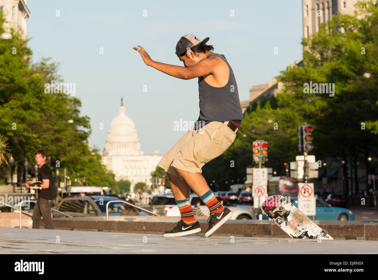Guidatore di skateboard su Pennsylvania Avenue DC Foto Stock