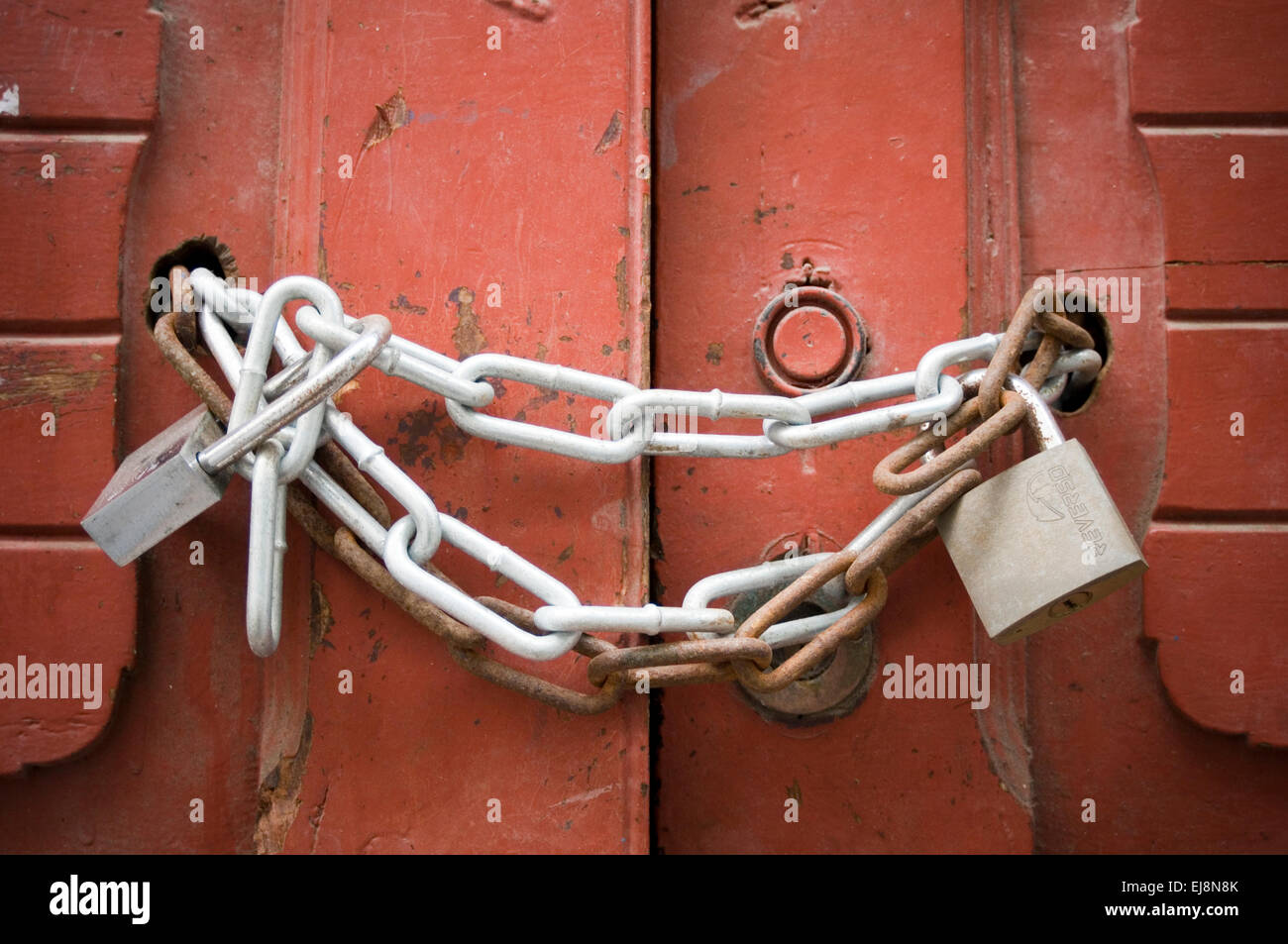 Il lucchetto chiuso con lucchetto a catena Lucchetti fino lock blocca bloccato sicurezza porta sicura porte porte porta fissato contro il furto thieve ladri Foto Stock