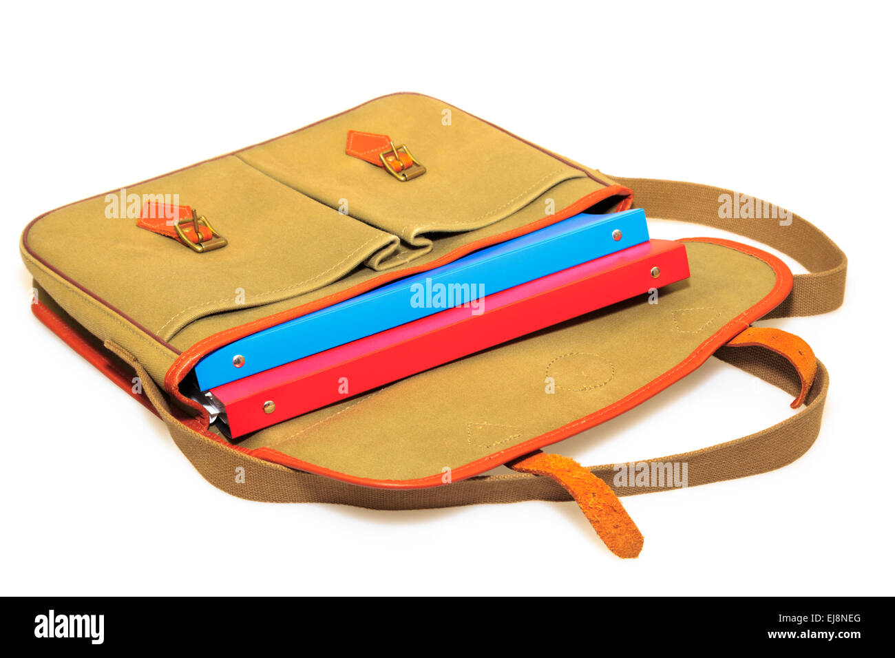 Tradizionale retro kaki tela e pelle valigetta contenente il rosso e il blu cartelle isolato su uno sfondo bianco. Istruzione la concezione di business. Regno Unito Foto Stock