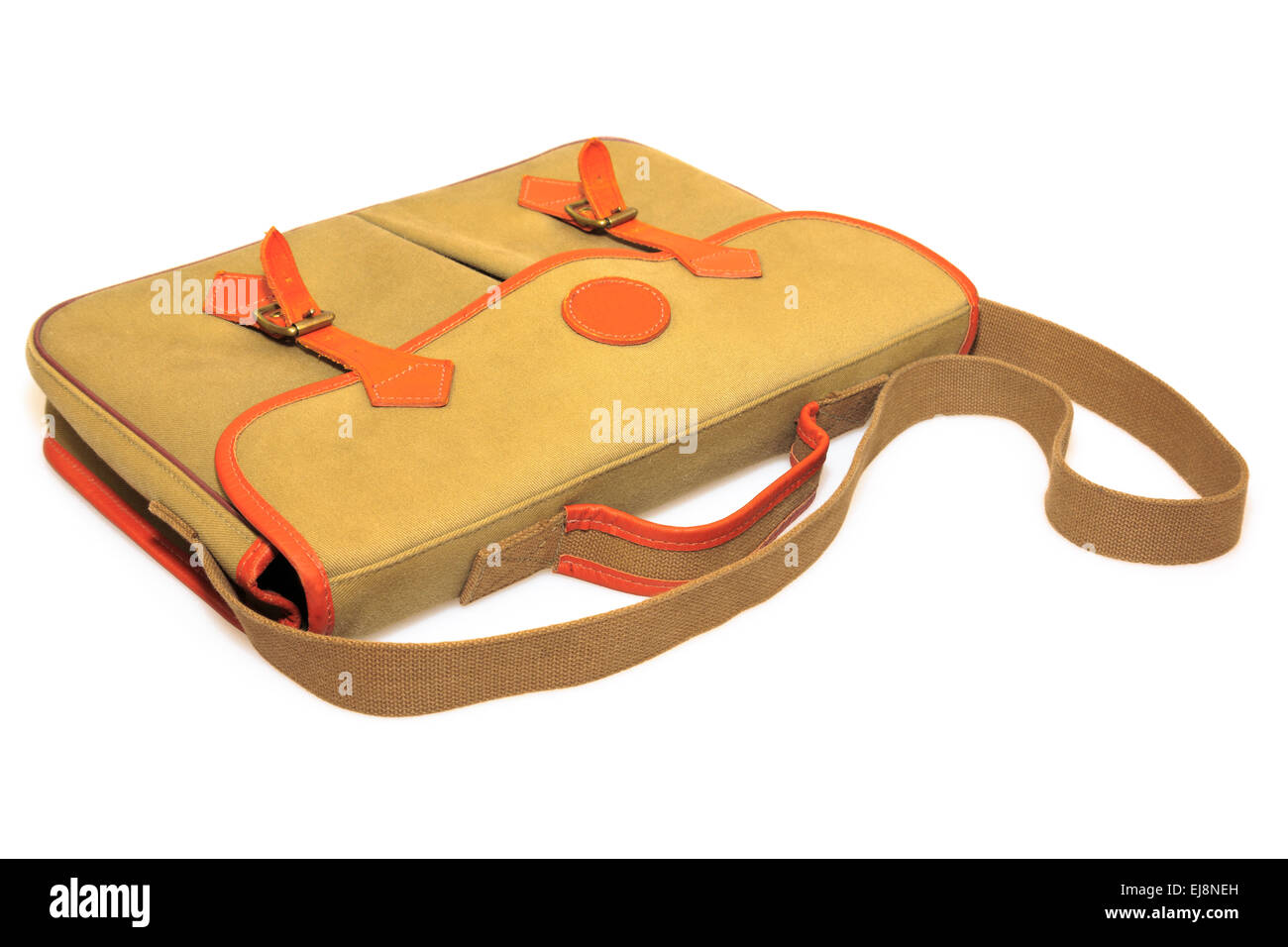 Tradizionale retro kaki tela e pelle valigetta chiusa con tracolla e maniglia isolata su uno sfondo bianco. Foto Stock