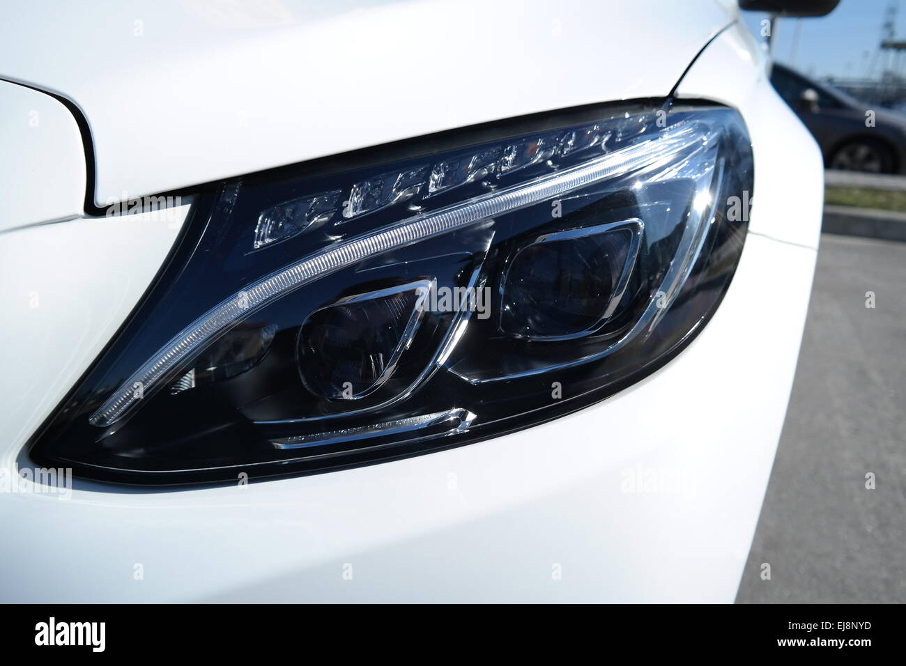 Vista frontale della moderna tecnologia auto luce di testa Foto Stock