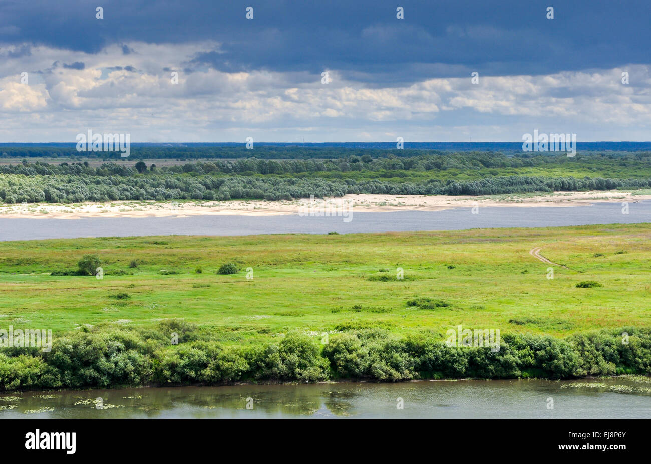 Paesaggio nuvoloso in natura con il fiume Foto Stock