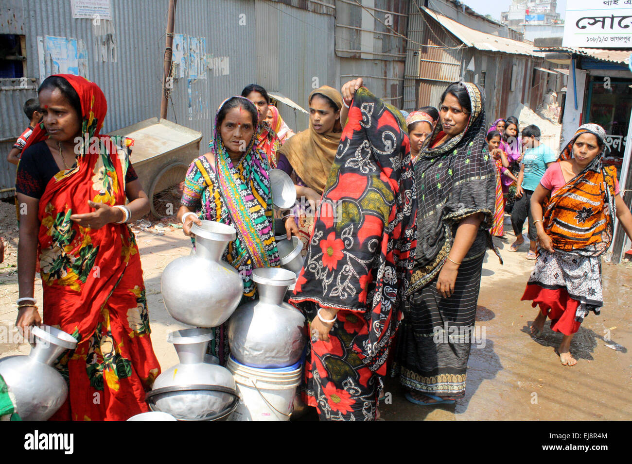 Dacca in Bangladesh. 23 Mar, 2015. I residenti del Bangladesh coda per raccogliere acqua da una cisterna a Dhaka il 23 marzo 2015 in una zona che sta vivendo una grave crisi di acqua per più di un mese. Tagli di potenza sono causa di gravi carenze idriche a Dhaka. Credito: Mamunur Rashid/Alamy Live News Foto Stock