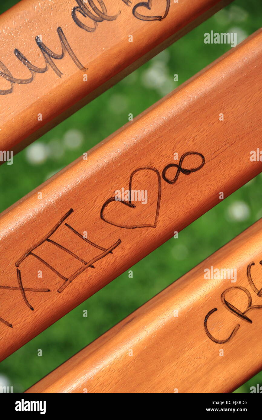 Scribble su una panca in legno Foto Stock