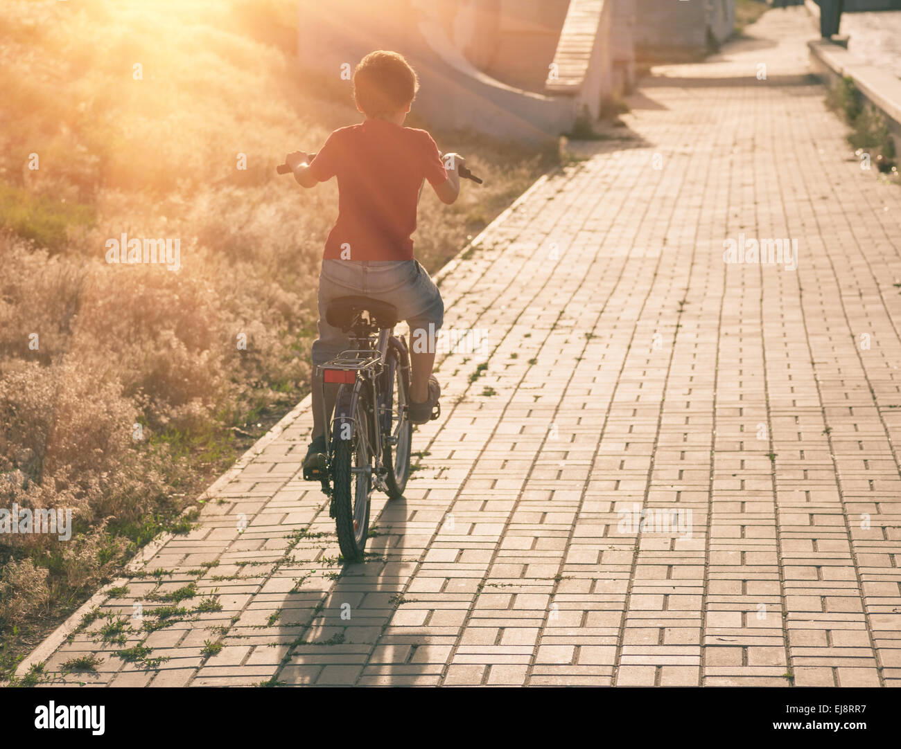 Urban bike - boy e bici in città Foto Stock