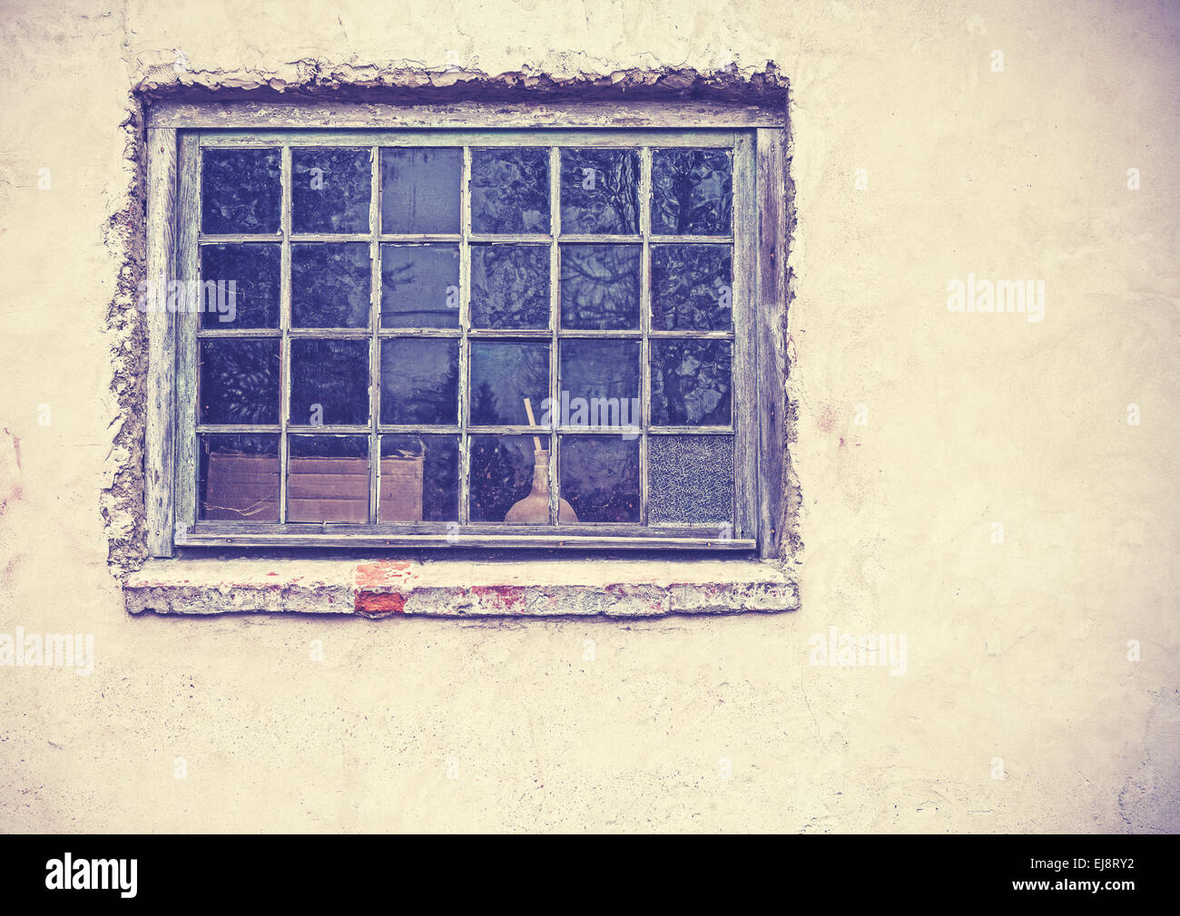 Vecchio grungy finestra su un vecchio muro sporco, retro filtrato. Foto Stock