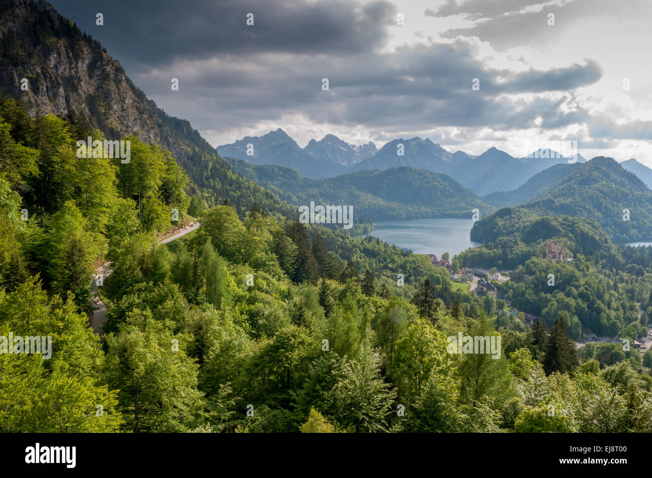 Maestoso paesaggio di montagna con laghi e foreste Foto Stock