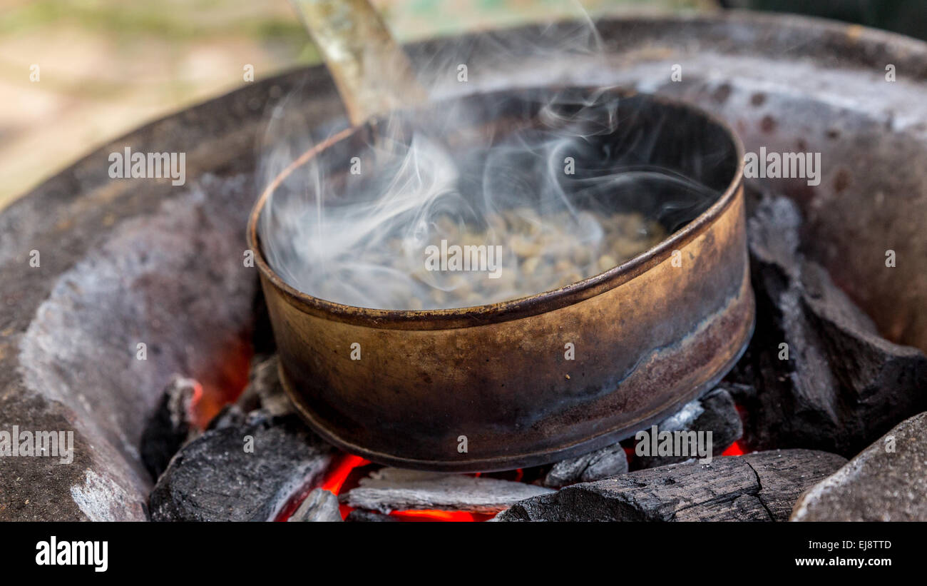 Torrefazione di caffè su carbone di legna Foto Stock