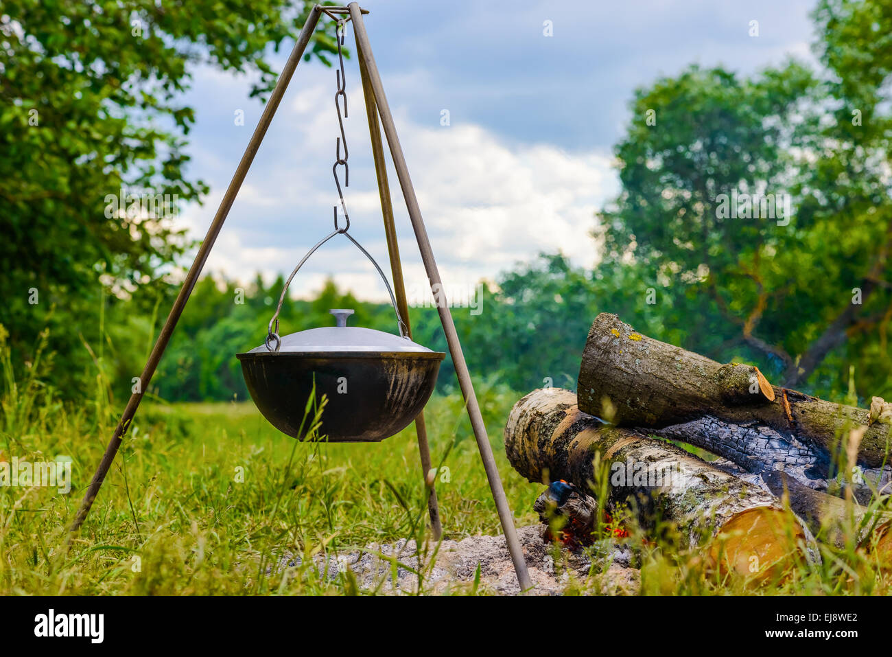 Bollitore su un treppiede Foto Stock