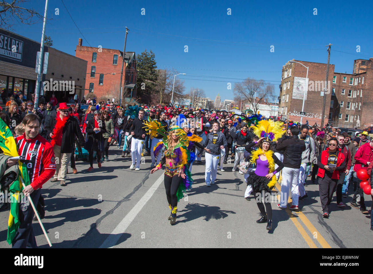 Detroit, Michigan, Stati Uniti d'America. Xxii marzo, 2015. La Marche du Nain Rouge celebra la venuta della molla e bandisce la Nain Rouge (Red Dwarf) dalla città. Legenda risalenti alla fondazione di Detroit nel 1701 afferma che Le Nain Rouge è un cattivo spirito responsabile di molti dei mali infestano la città. La manifestazione annuale di guidare Le Nain da Detroit ha ora la sensazione del Mardi Gras, con una parata, teatro di strada, costumi, e cibo e bevande. Credito: Jim West/Alamy Live News Foto Stock