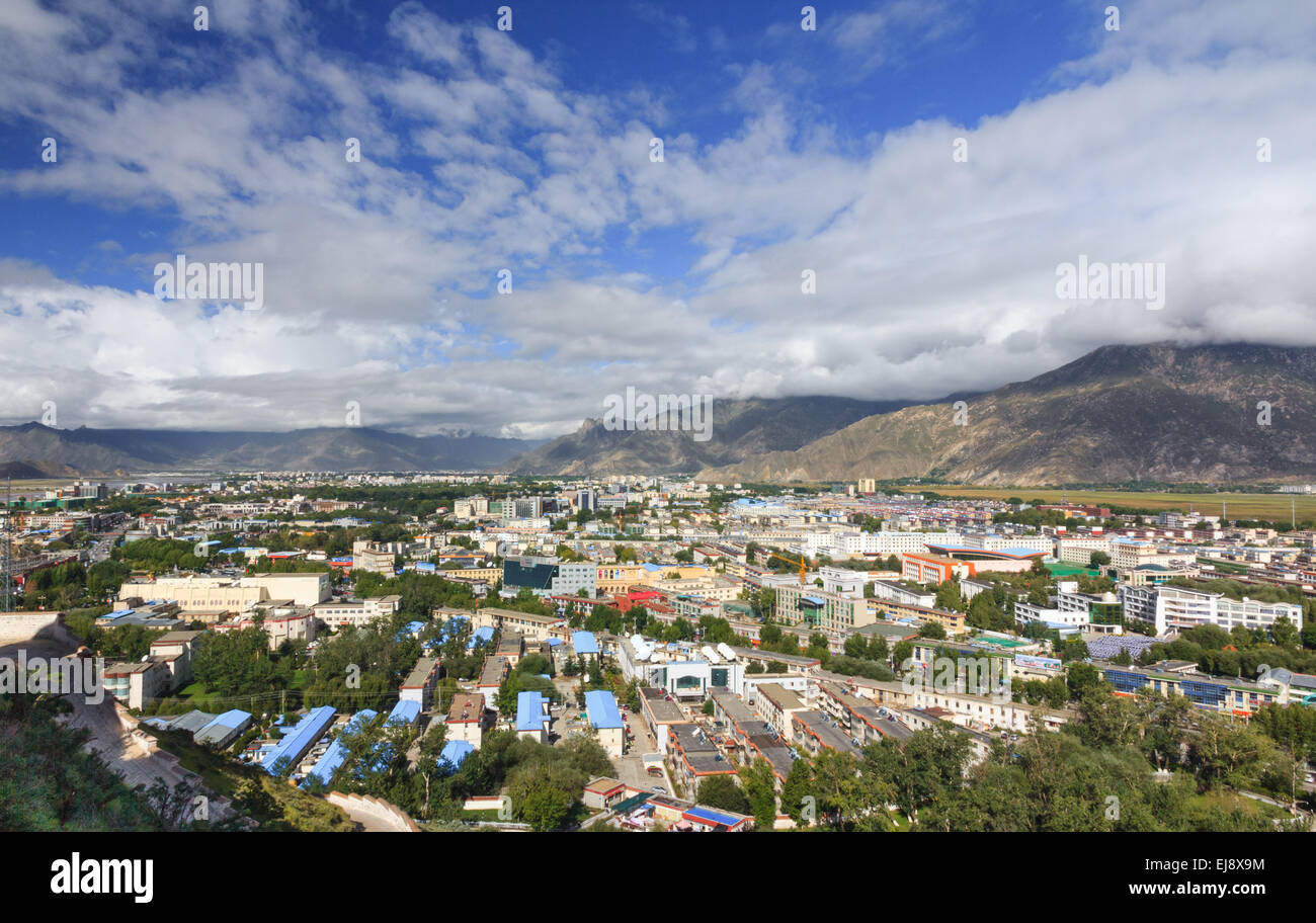 Ampia vista sul nuovo centro di Lhasa, visto dal retro del palazzo del Potala in Tibet Foto Stock