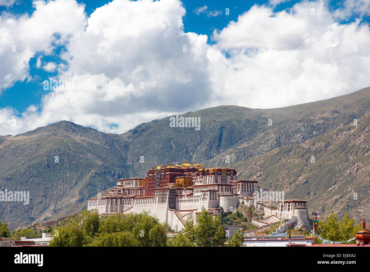 Vista dal tempio dello Jokhang sul palazzo del Potala a Lhasa, in Tibet, contro uno sfondo di montagne Foto Stock