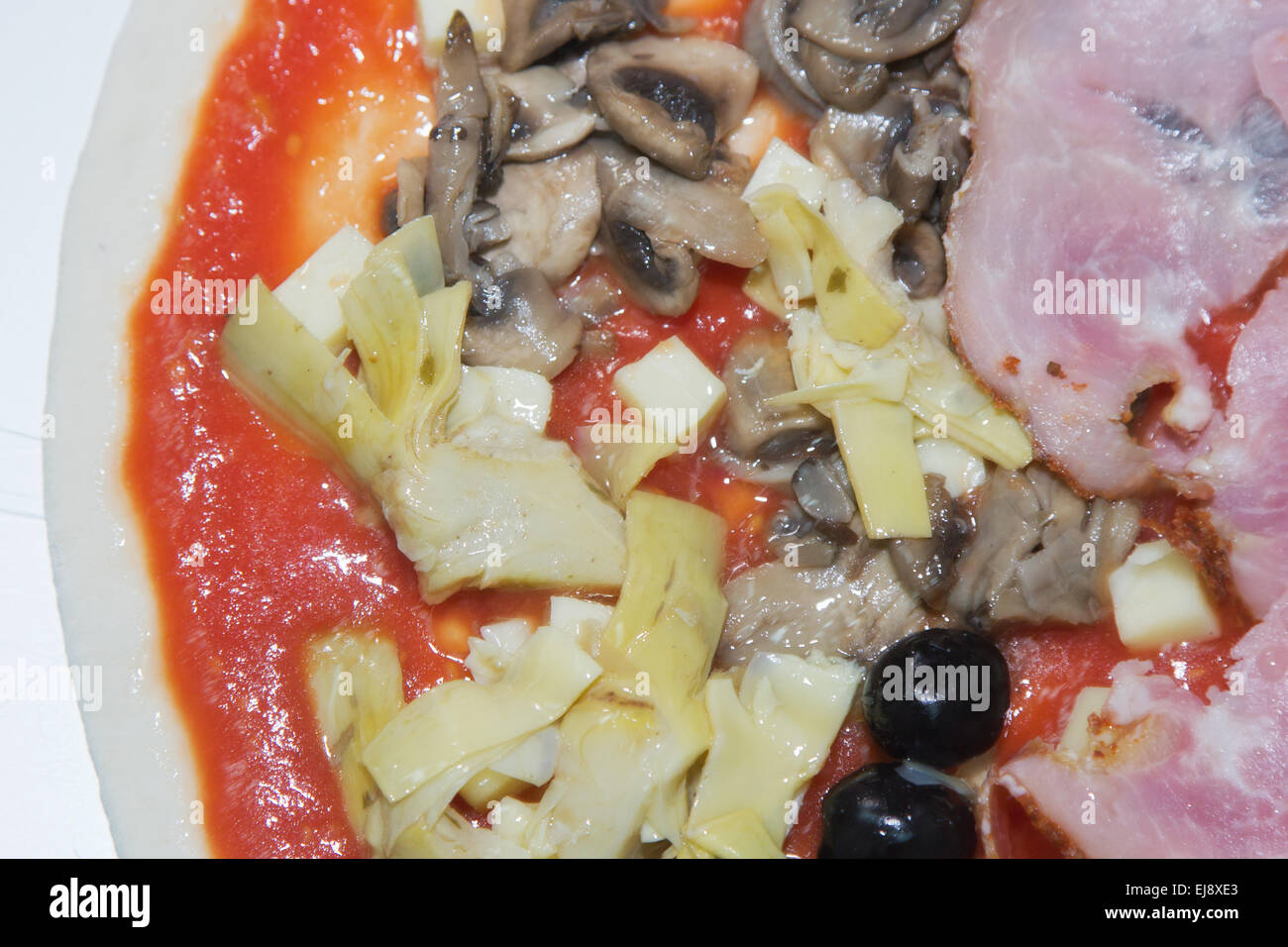 La pizza preparata con funghi Foto Stock