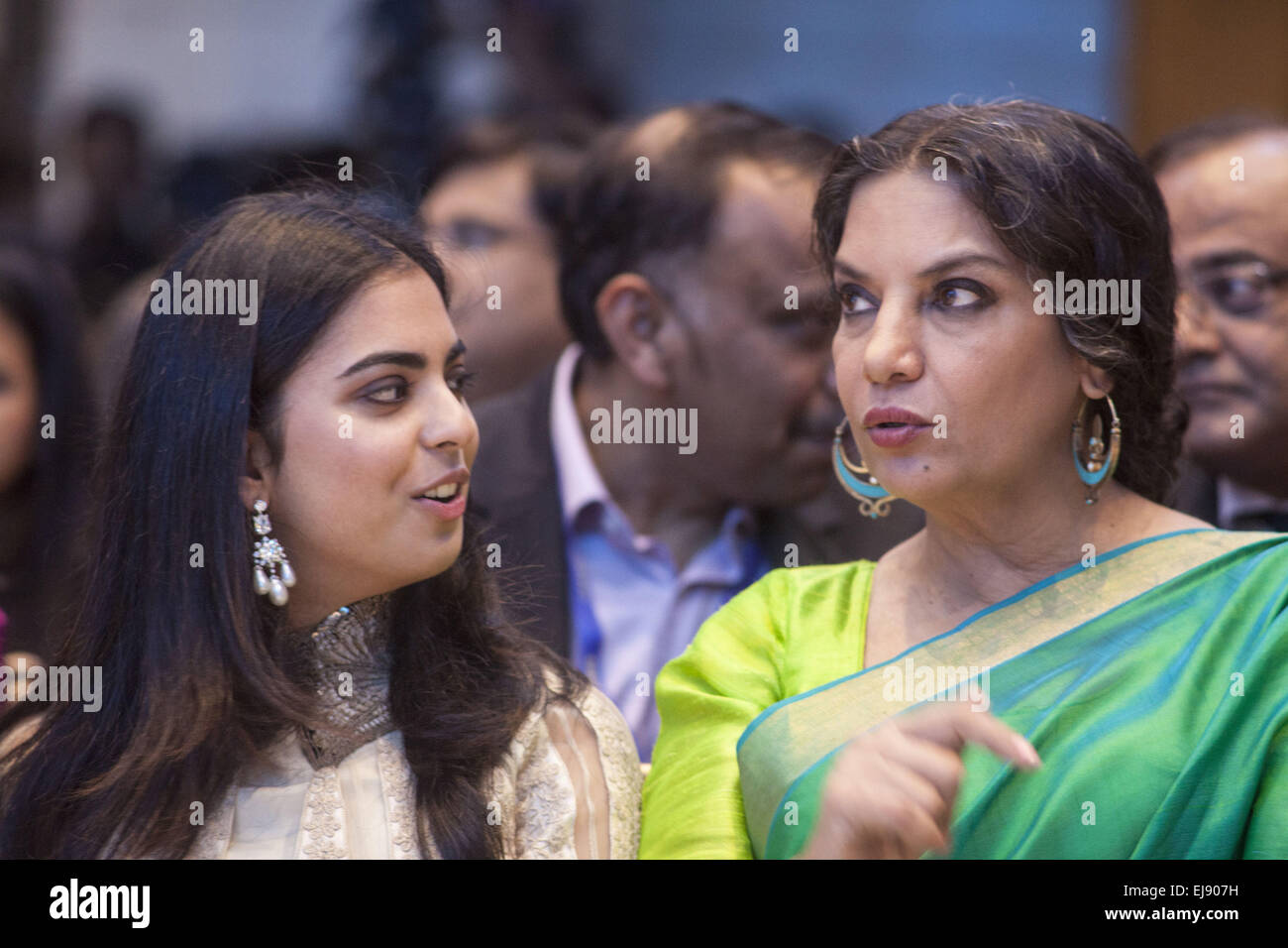 Mumbai, Maharashtra, India. 22 Mar, 2015. 22 Marzo 2015 : Mumbai - India.Nita Ambani della figlia (L) & attrice Shabana Azmi al gran finale del designer Anamika Khanna alla Lakme Fashion Week 2015. © Subhash Sharma/ZUMA filo/ZUMAPRESS.com/Alamy Live News Foto Stock