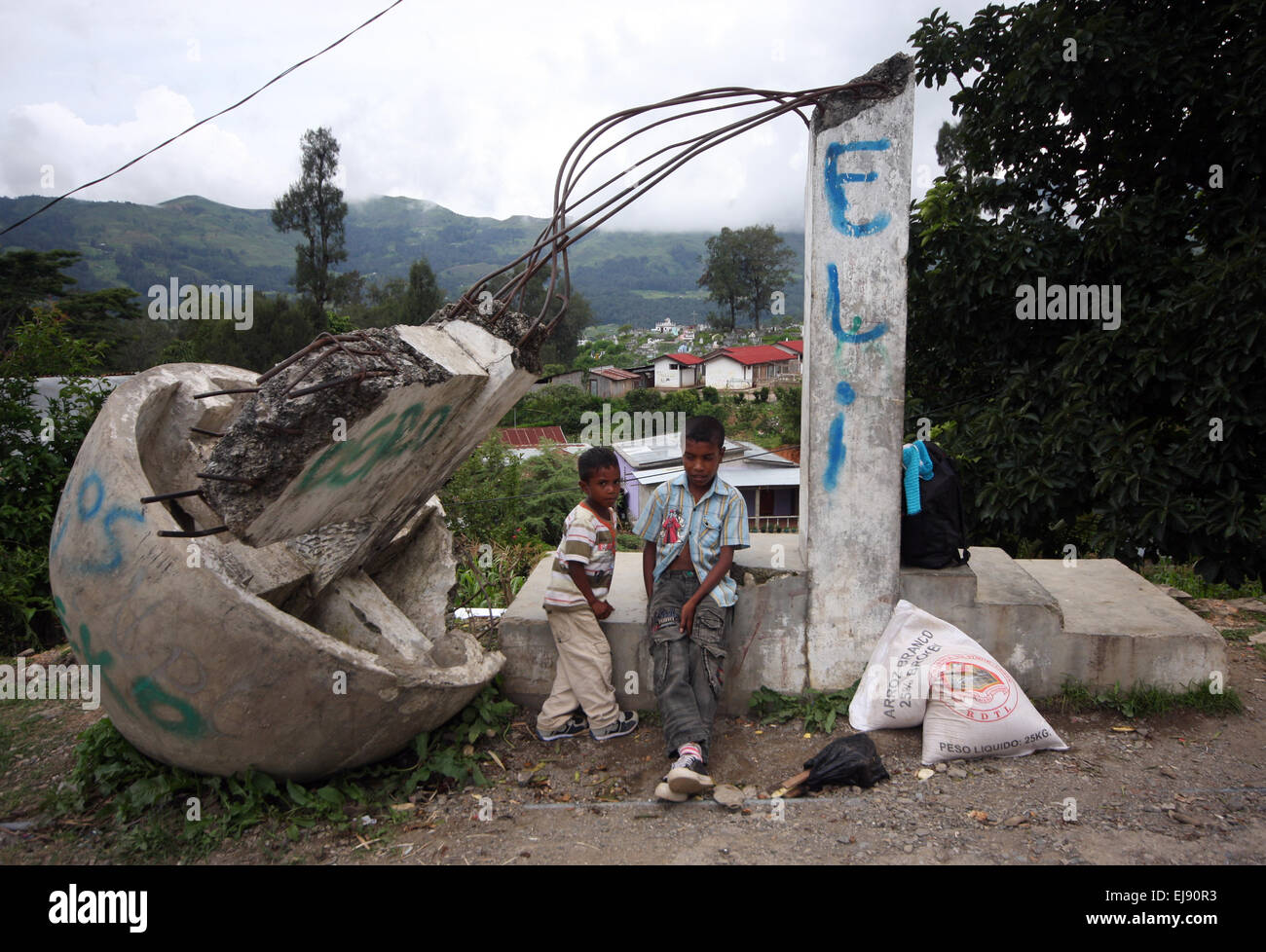 Bambini e monumento rotto, Maubisse, Timor Est Foto Stock