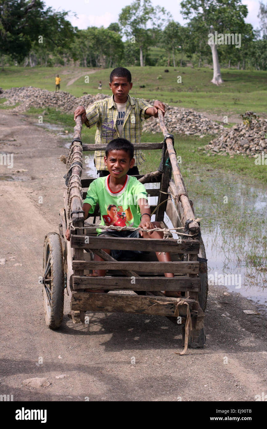 Ragazzi al confine tra Oecusse e Timor Occidentale Foto Stock
