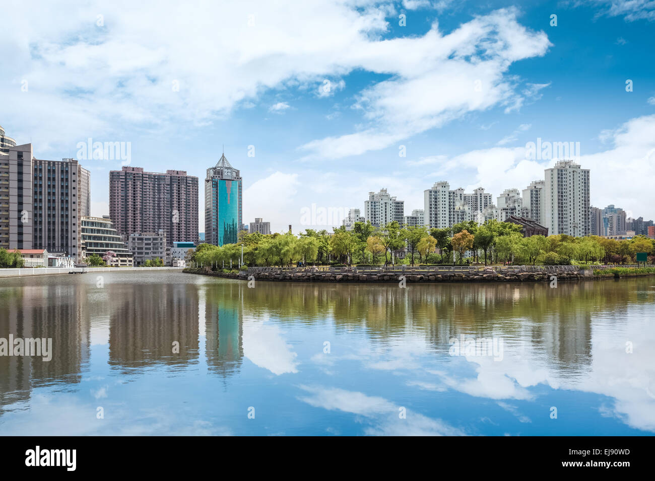 Bel lungofiume città contro un cielo blu Foto Stock