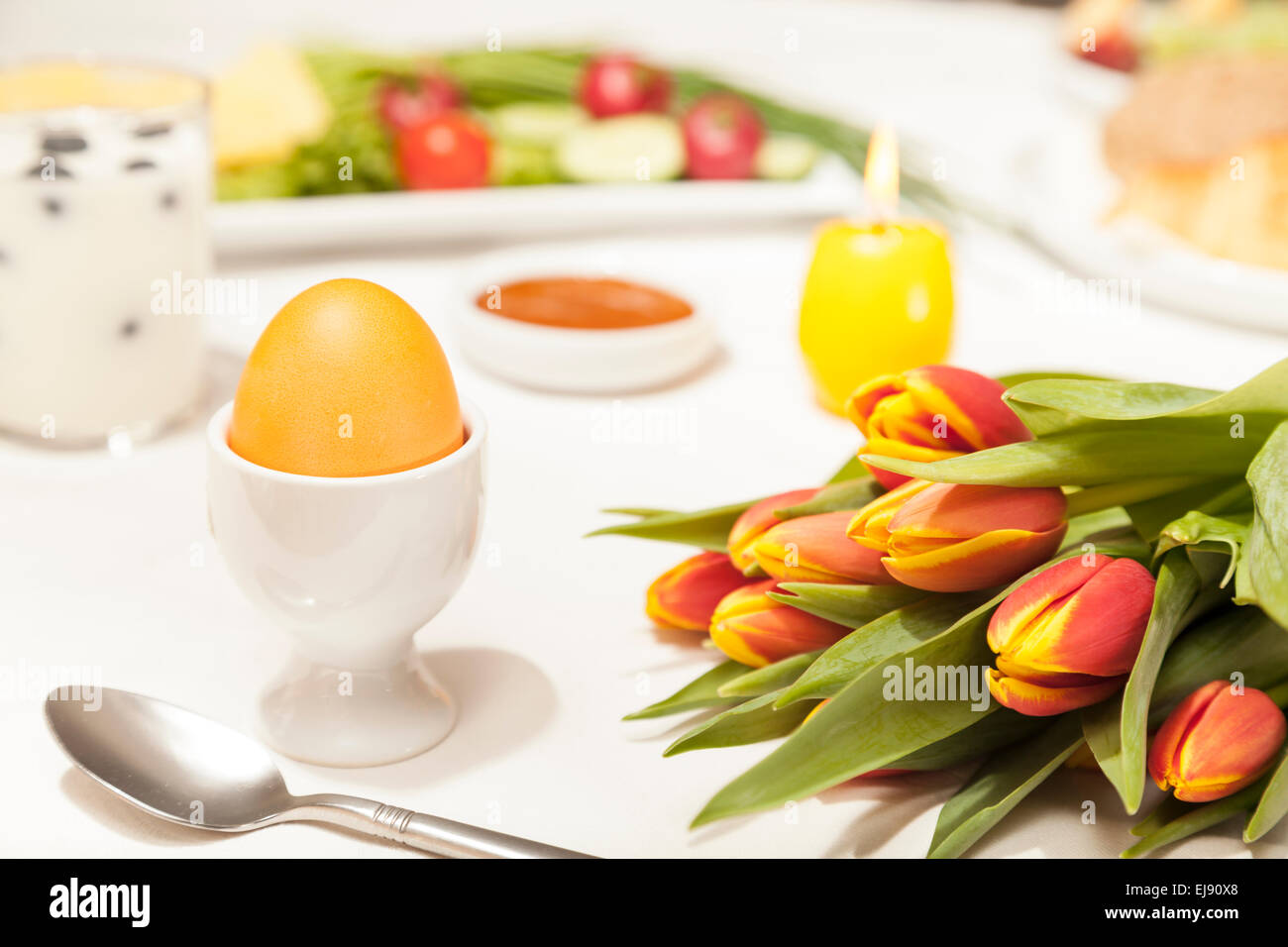 Colazione di pasqua con uova e tulipani Foto Stock