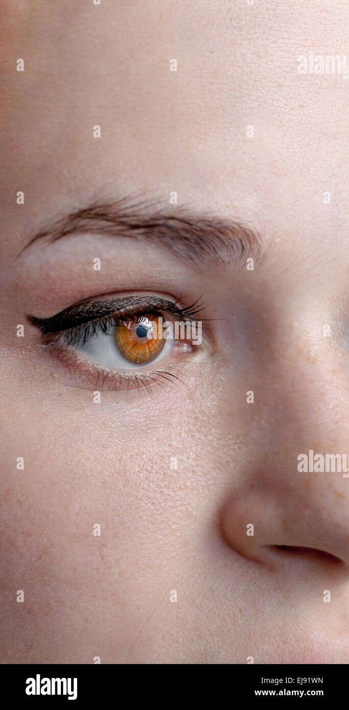 Taglio inusuale di una faccia di femmine closeup Foto Stock