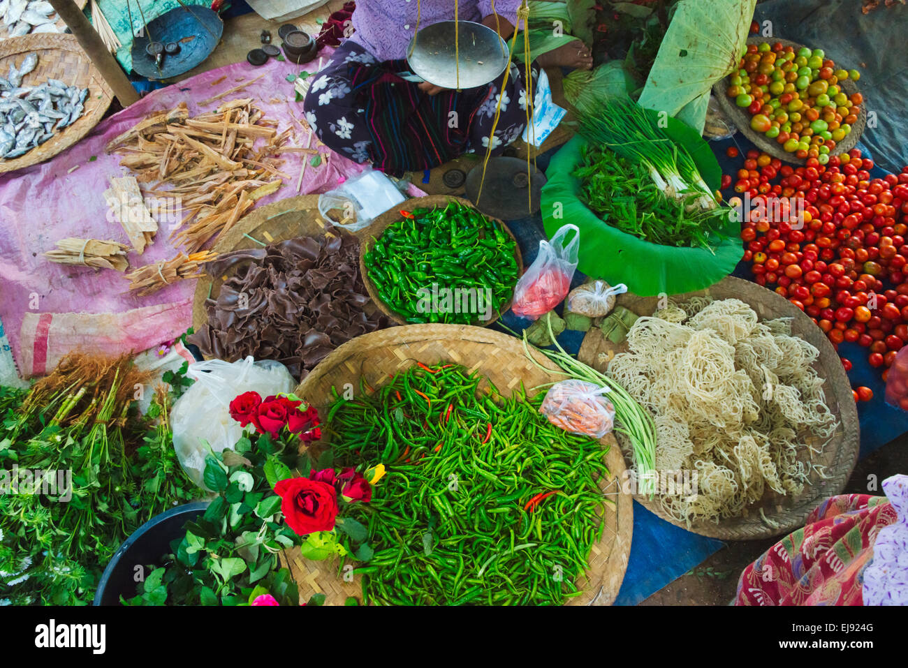 Vegetali di vendita al mercato, Lago Inle, Stato Shan, Myanmar Foto Stock