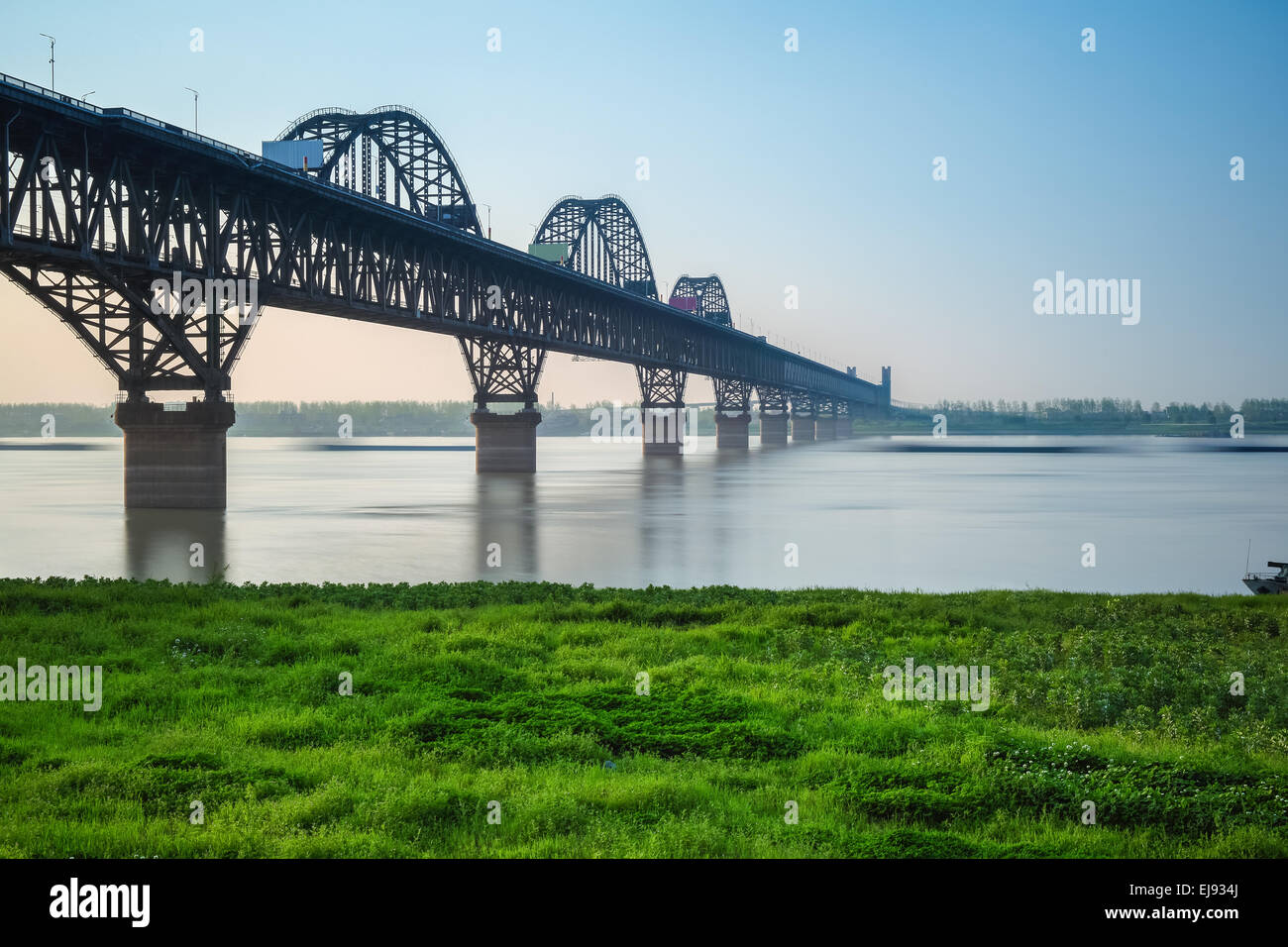 Jiujiang il ponte sul Fiume Yangtze in primavera Foto Stock