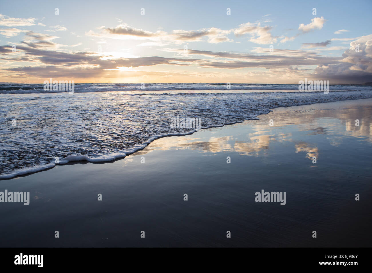 Tramonto riflette sulla sabbia a Rincon Beach, Ventura, California Foto Stock