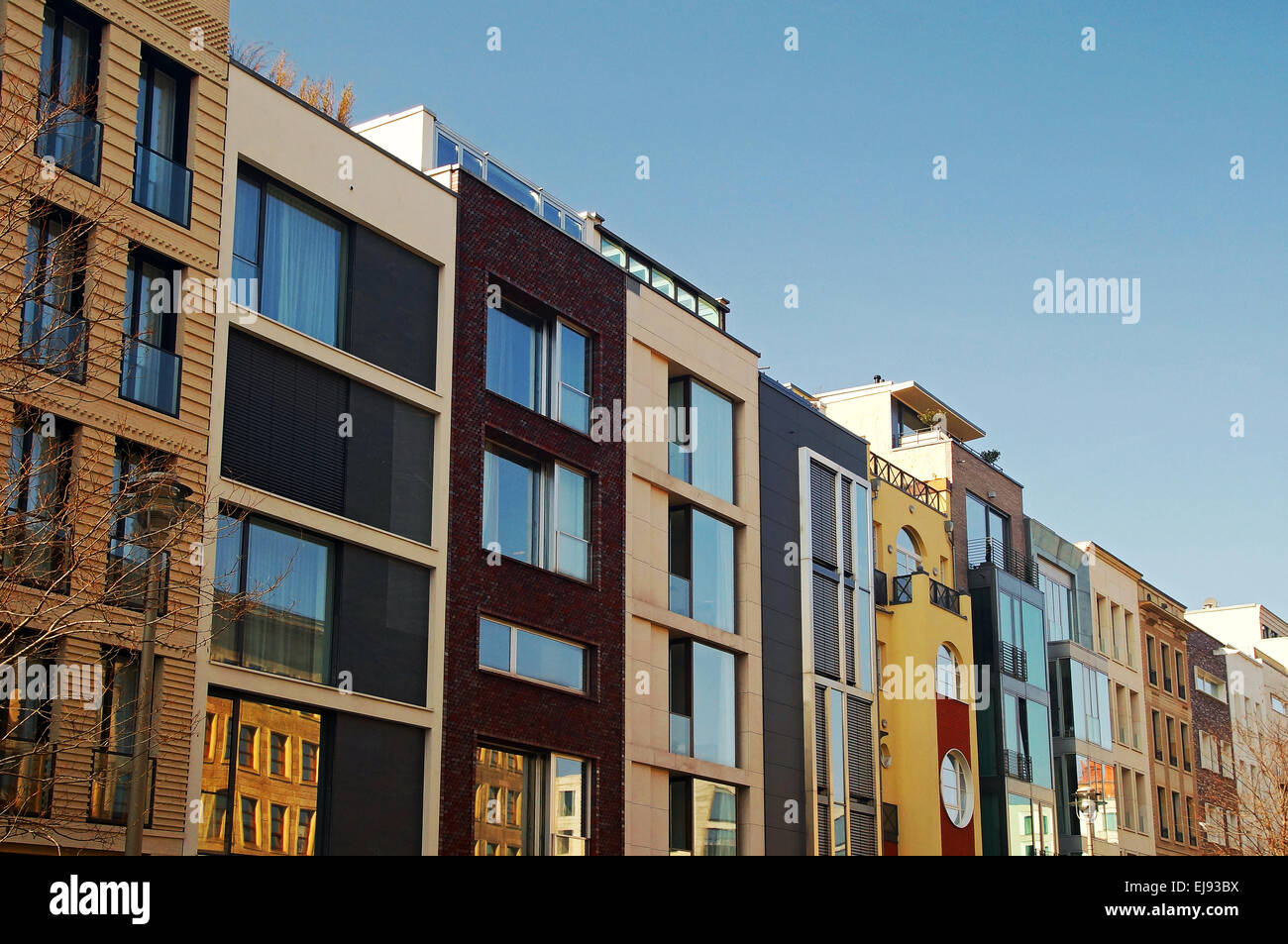 Moderni edifici di appartamenti Berlino Germania Foto Stock