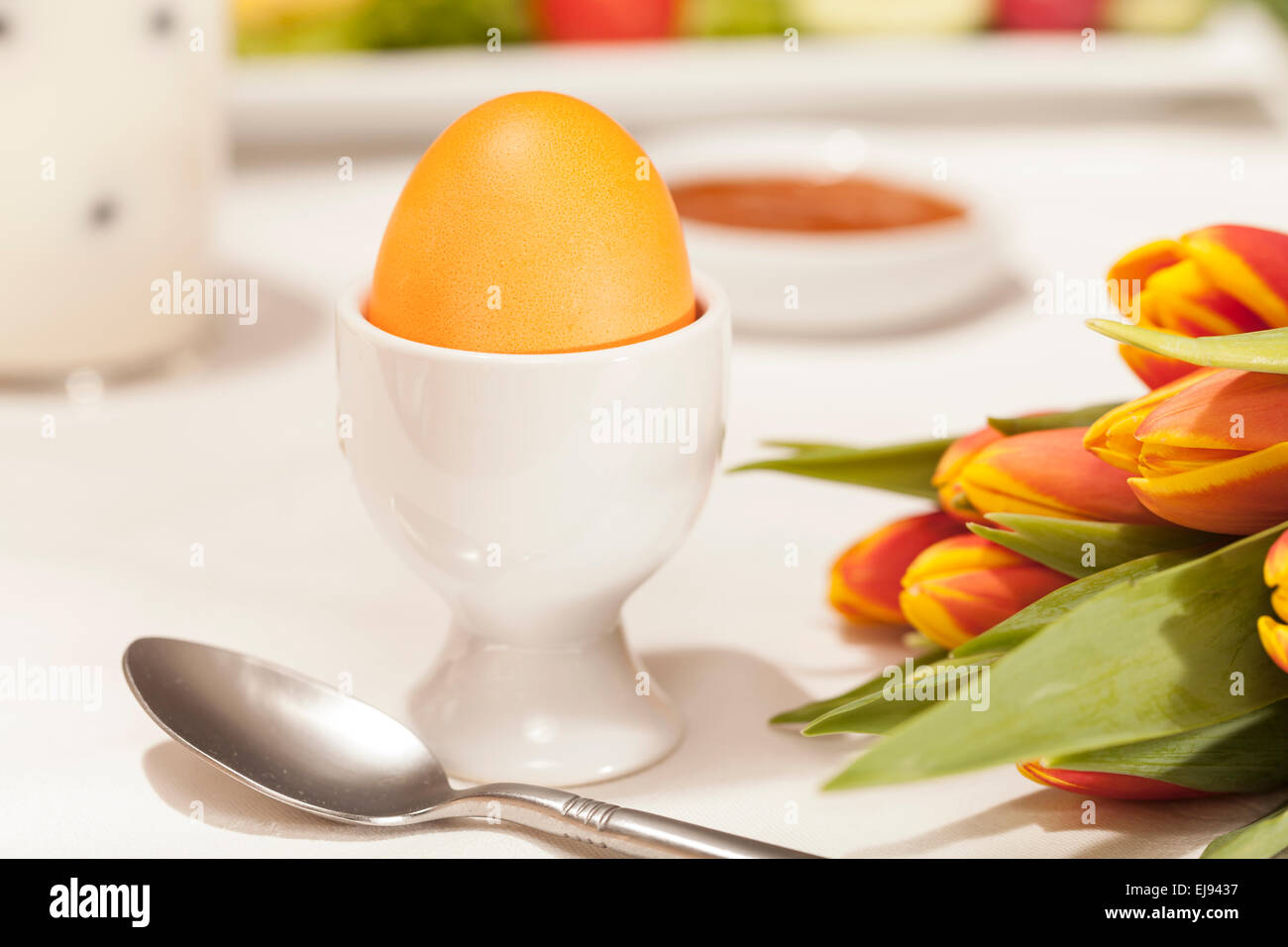 Uovo di Pasqua sul tavolo per la colazione Foto Stock