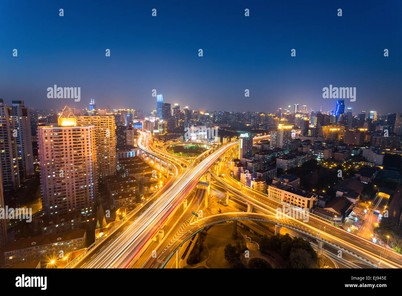 Scena notturna di Shanghai yanan west road Foto Stock