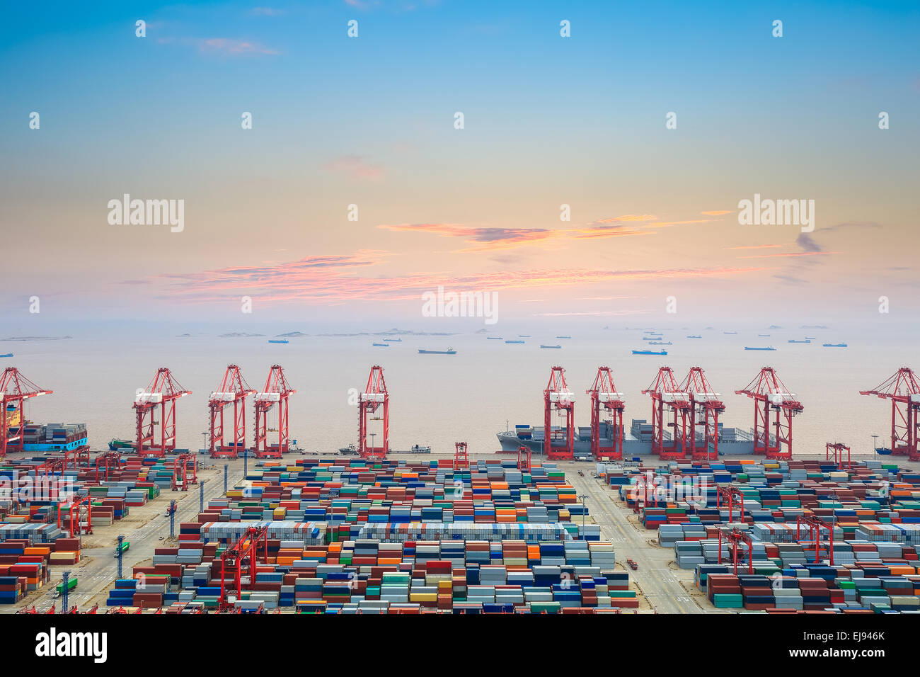 Contenitore wharf al crepuscolo Foto Stock