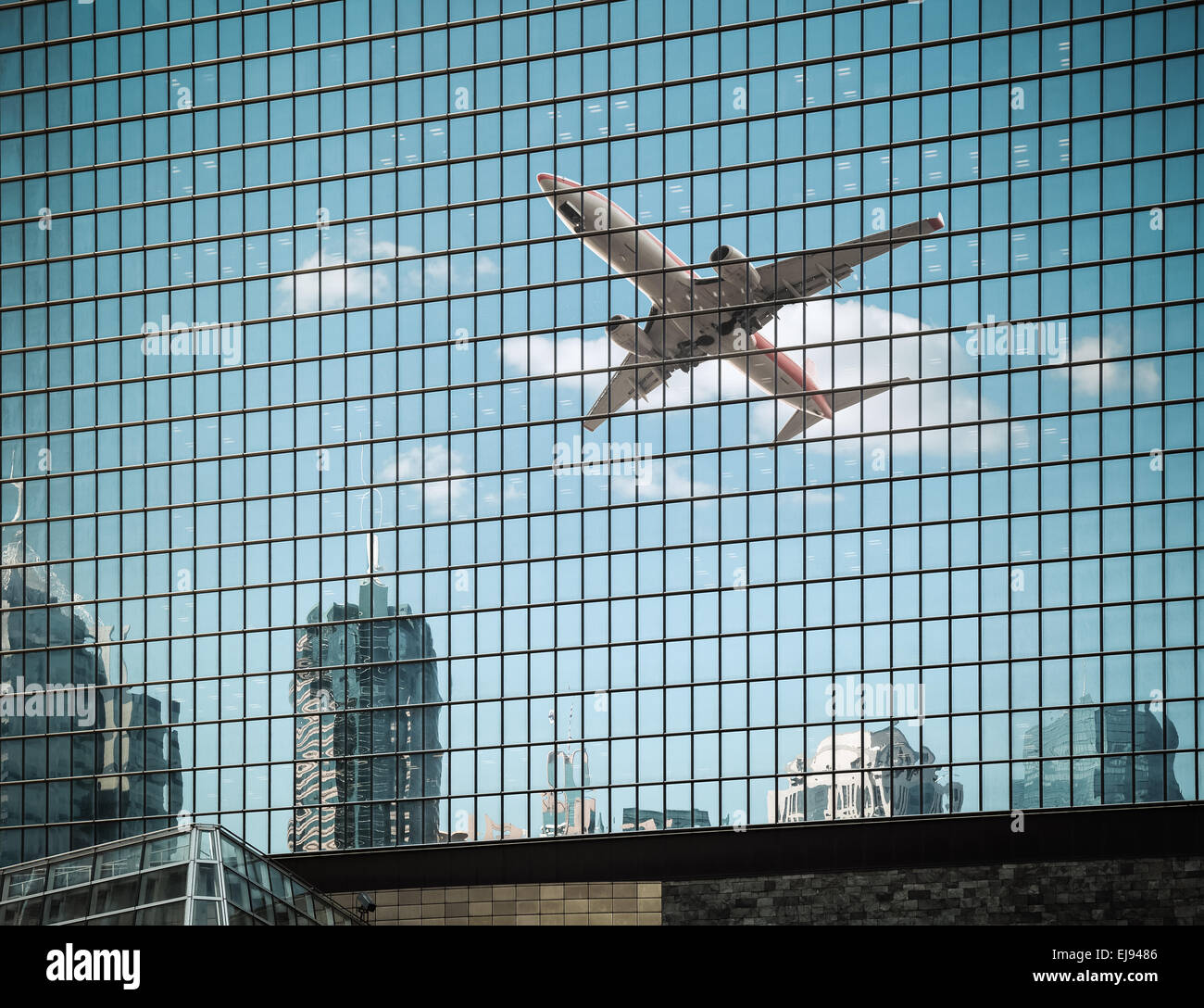 Aeroplano si riflettono sul vetro cortina muraria Foto Stock
