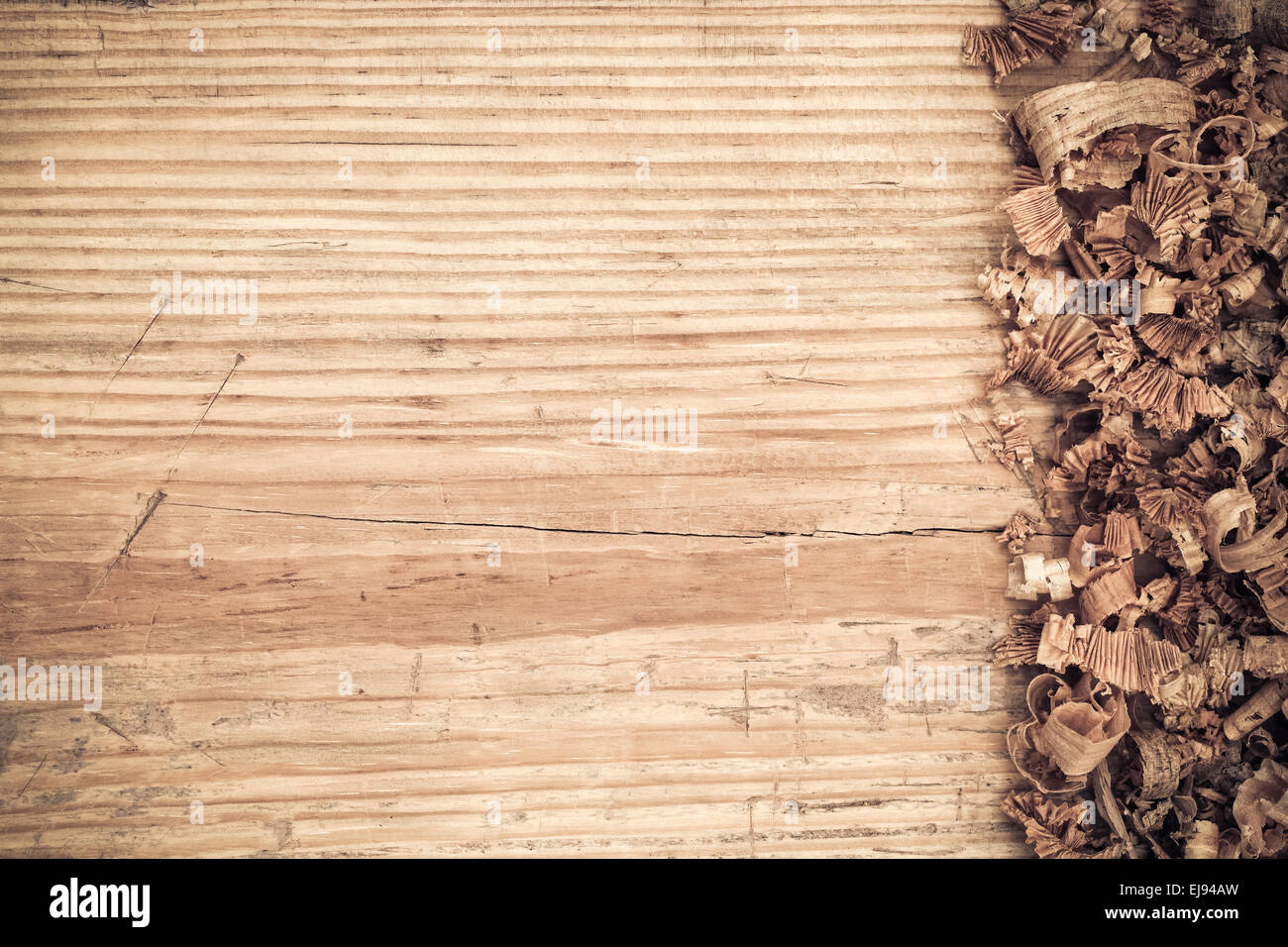 Tavola di legno con sfondo di trucioli Foto Stock
