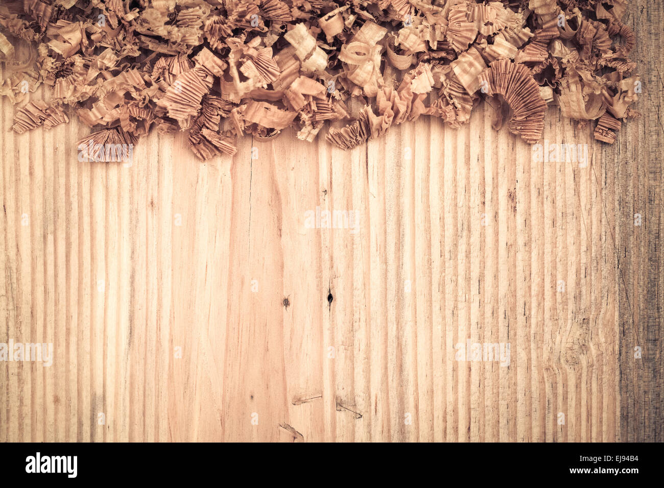Tavola di legno con sfondo di trucioli Foto Stock