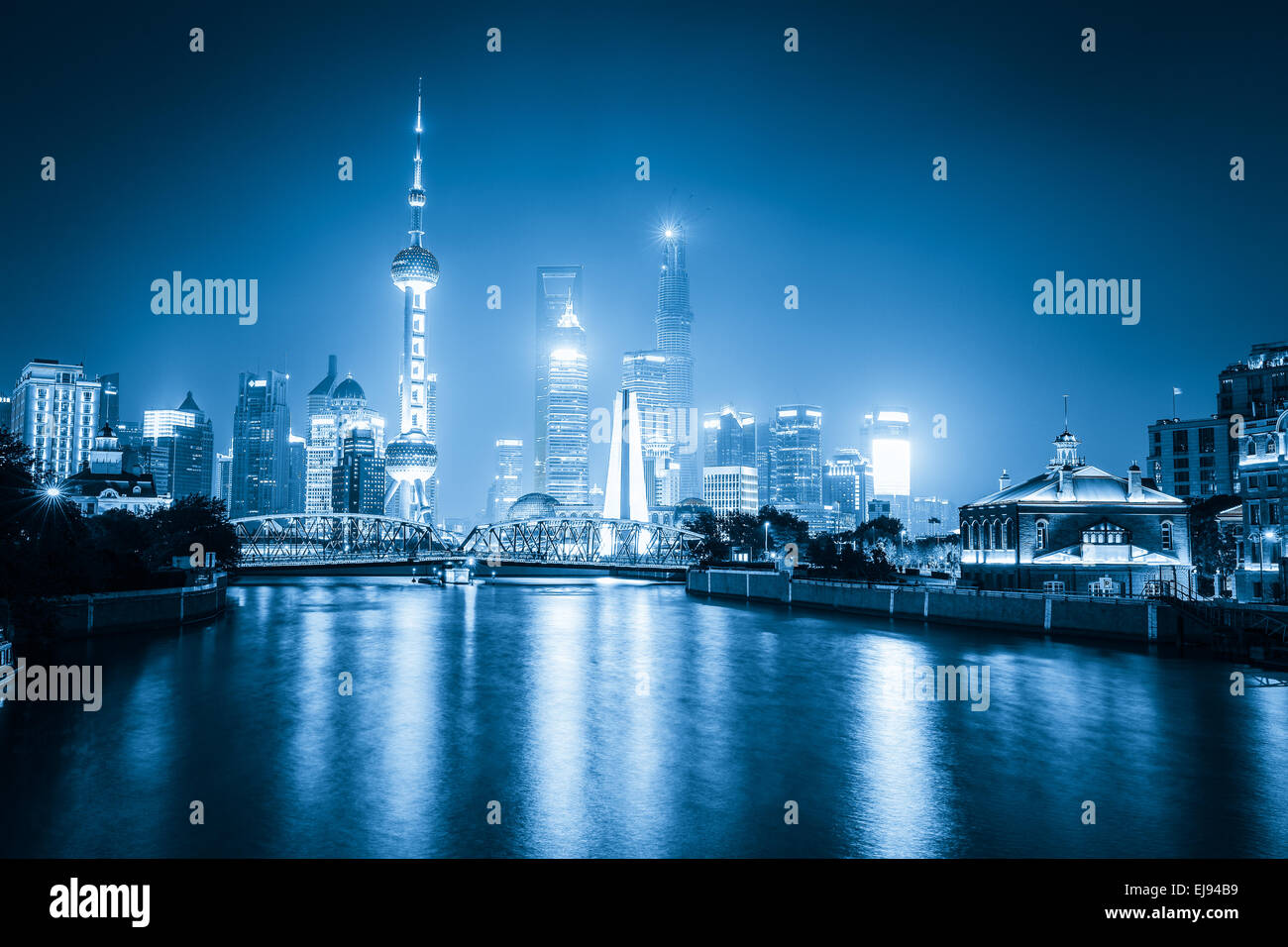 Vista notturna di Shanghai con tonalità blu Foto Stock