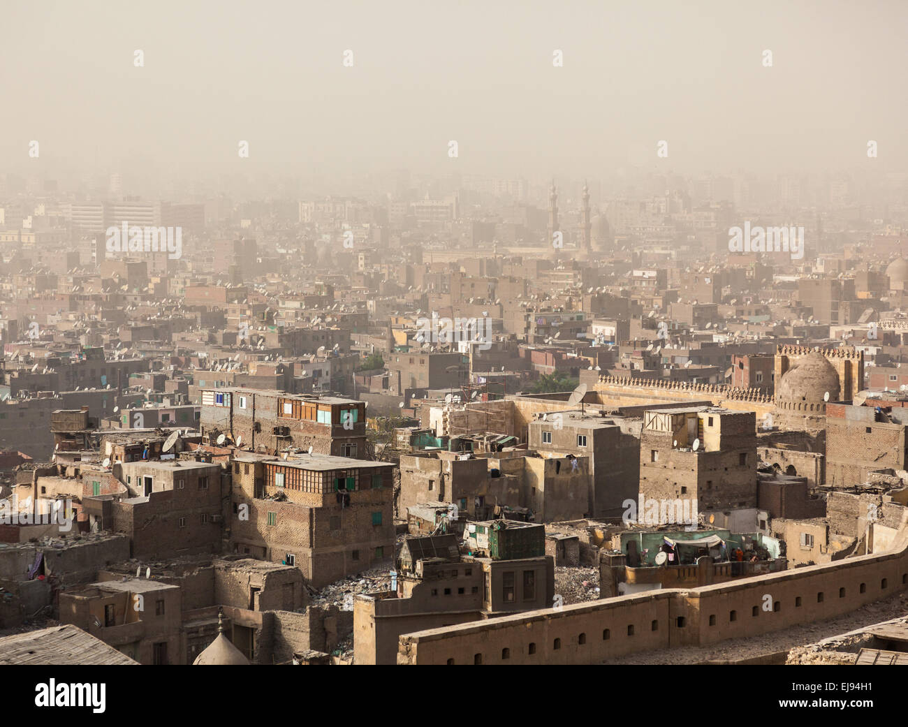 Baraccopoli di tetti in Il Cairo Egitto che mostra il cestino Foto Stock