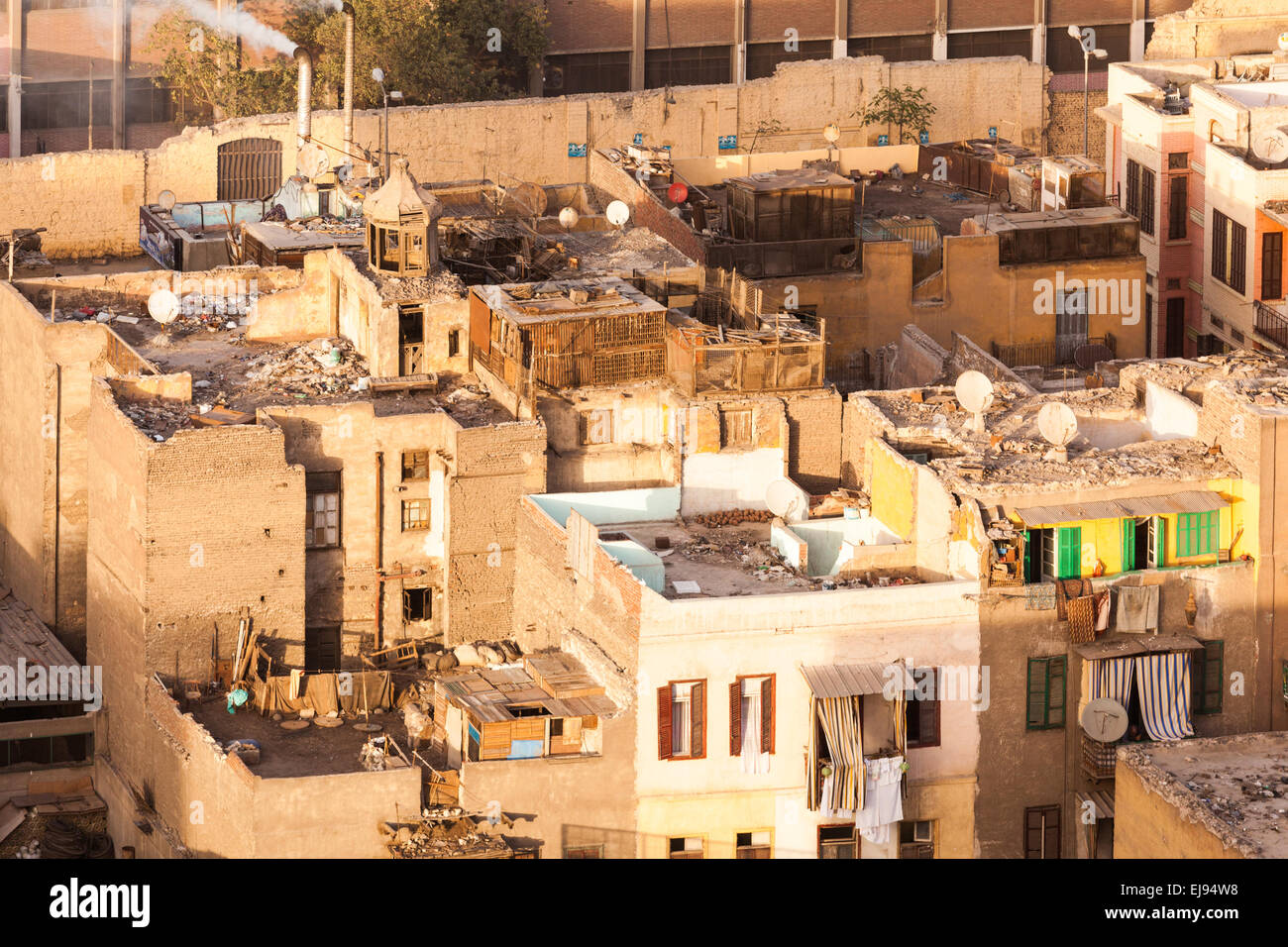 Baraccopoli di tetti in Il Cairo Egitto che mostra il cestino Foto Stock